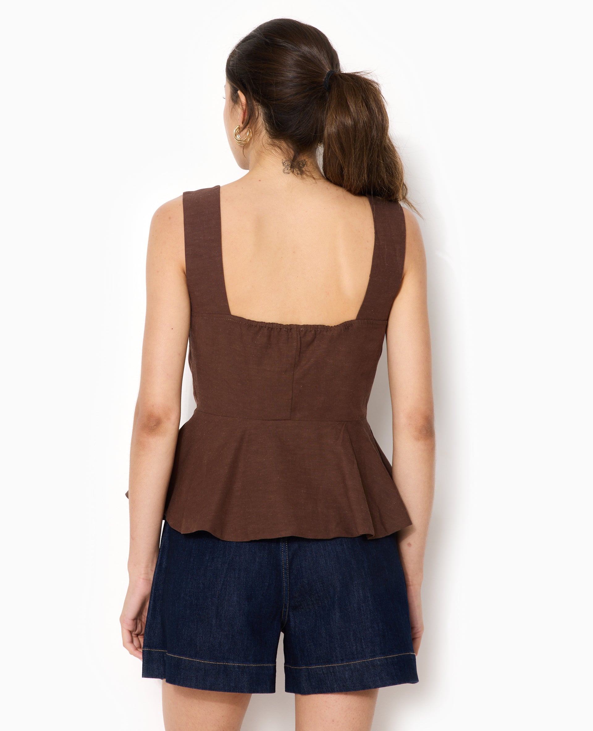 Top sans manches forme peplum avec dos dégagé