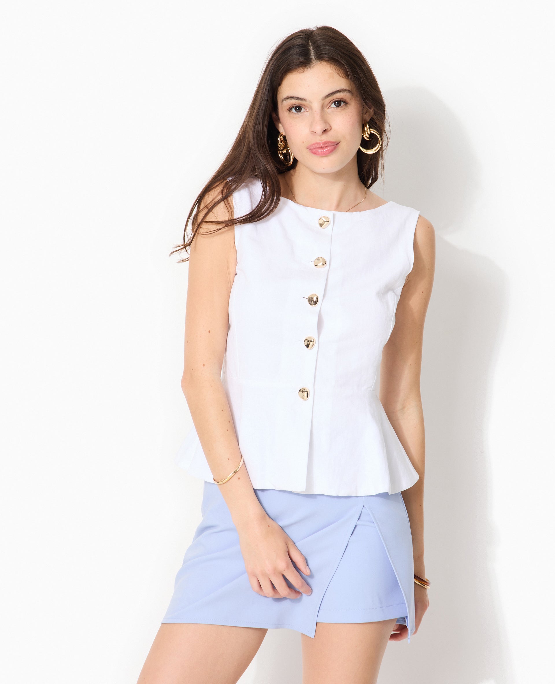 Top sans manches forme peplum avec dos dégagé