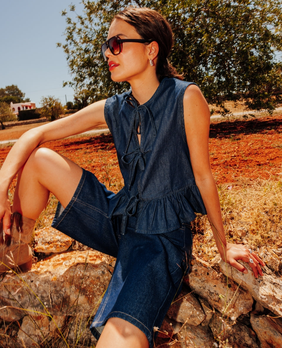 Blouse en jean sans manches avec volant et nouettes