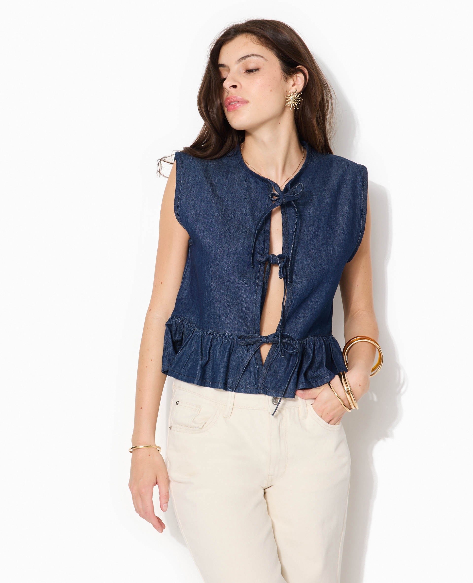 Blouse en jean sans manches avec volant et nouettes
