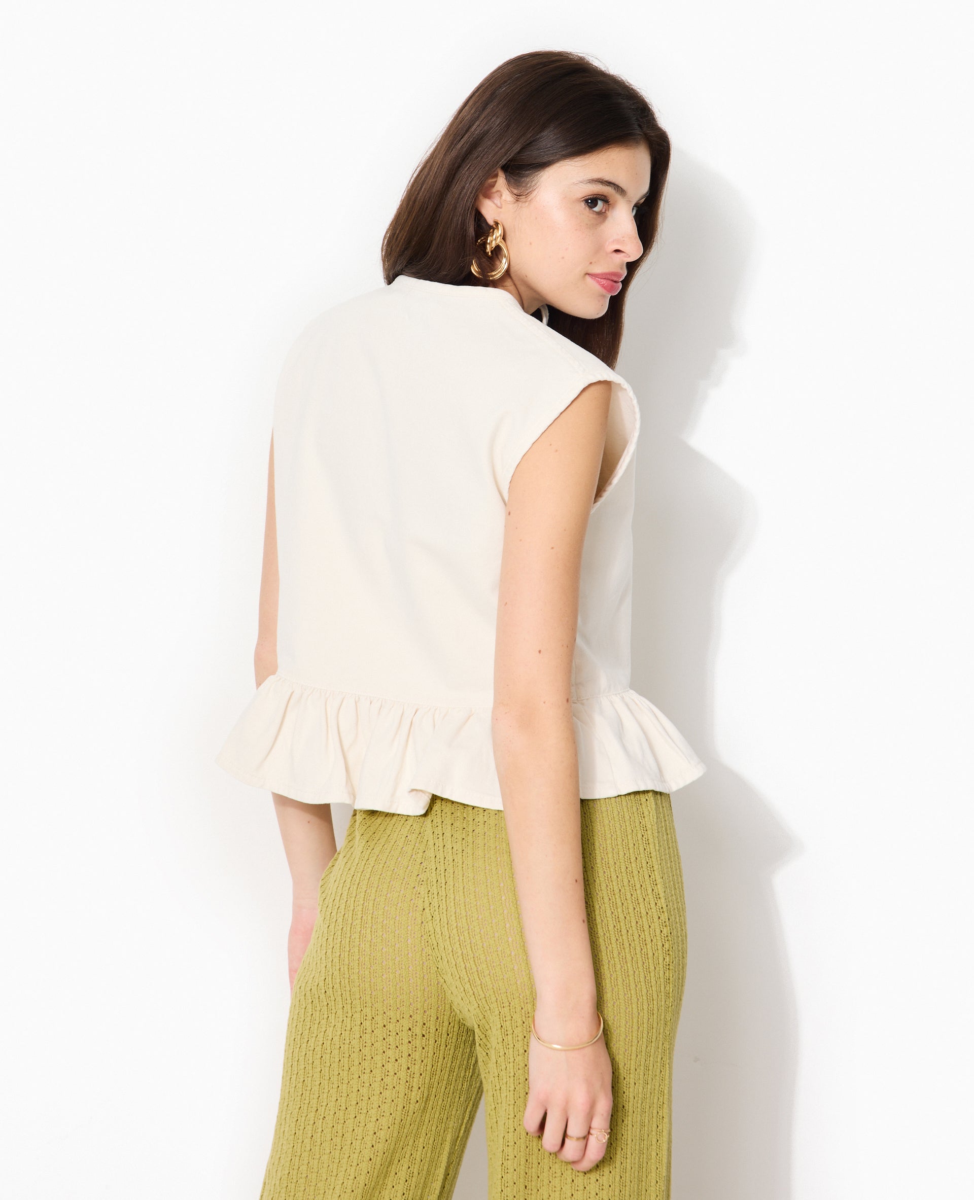 Blouse en jean sans manches avec volant et nouettes