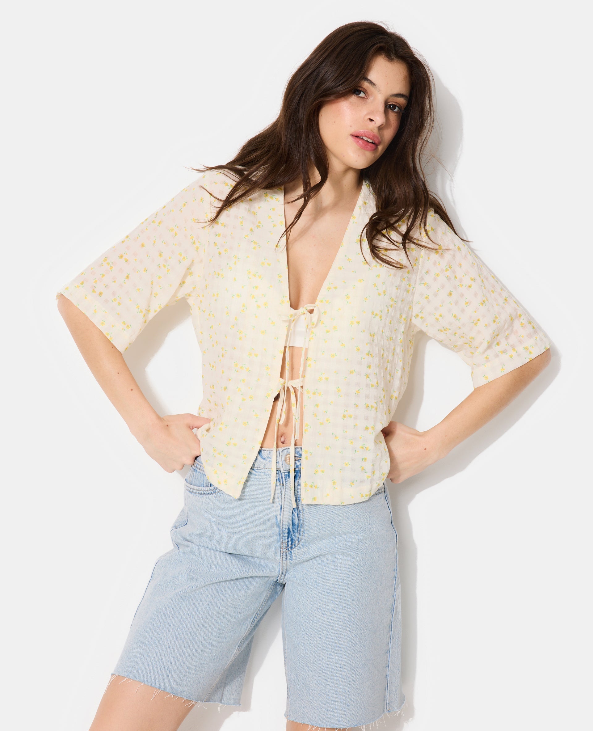 Chemise avec nouettes motif fleurs