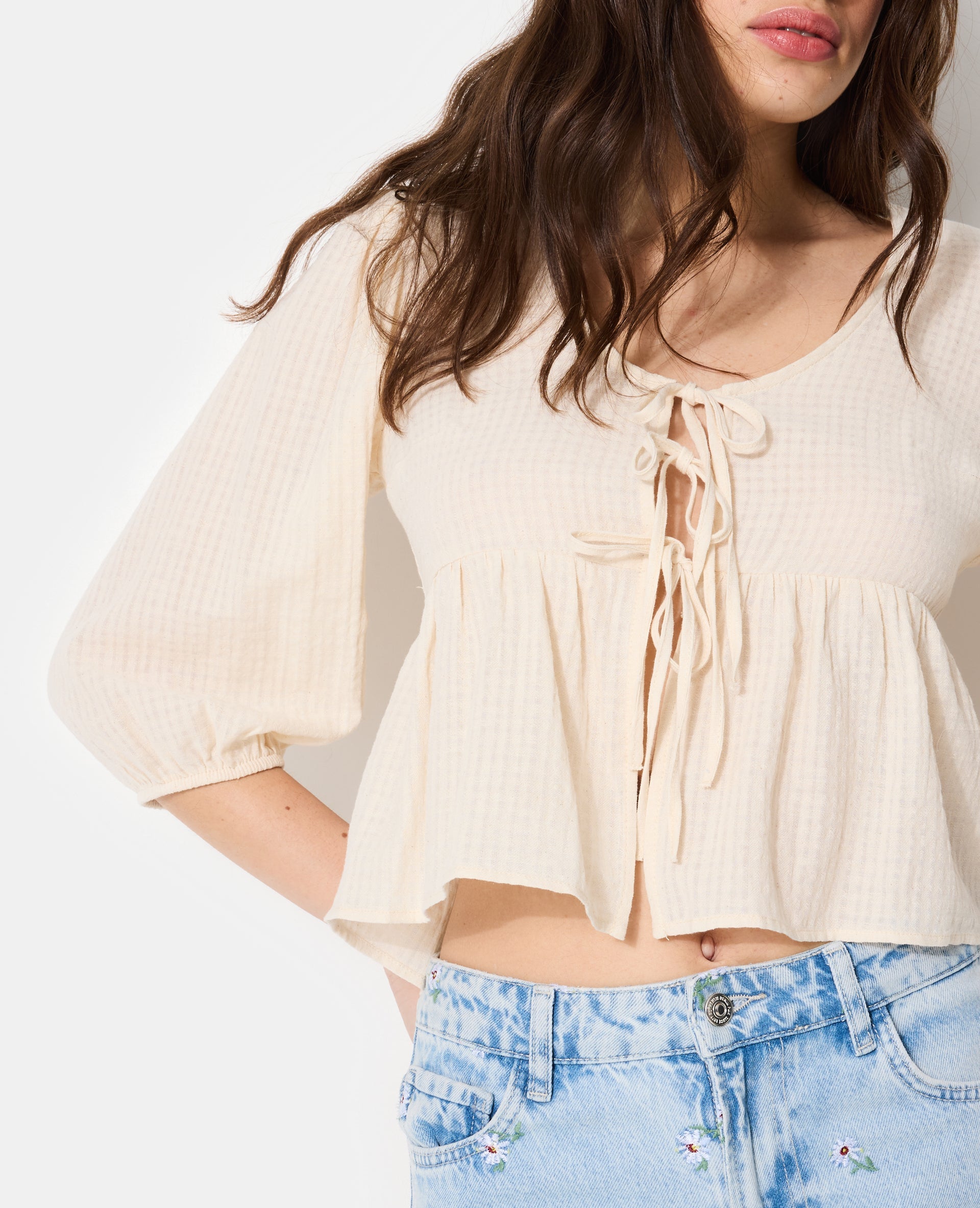 Blouse tissu gaufré avec nouettes et volant