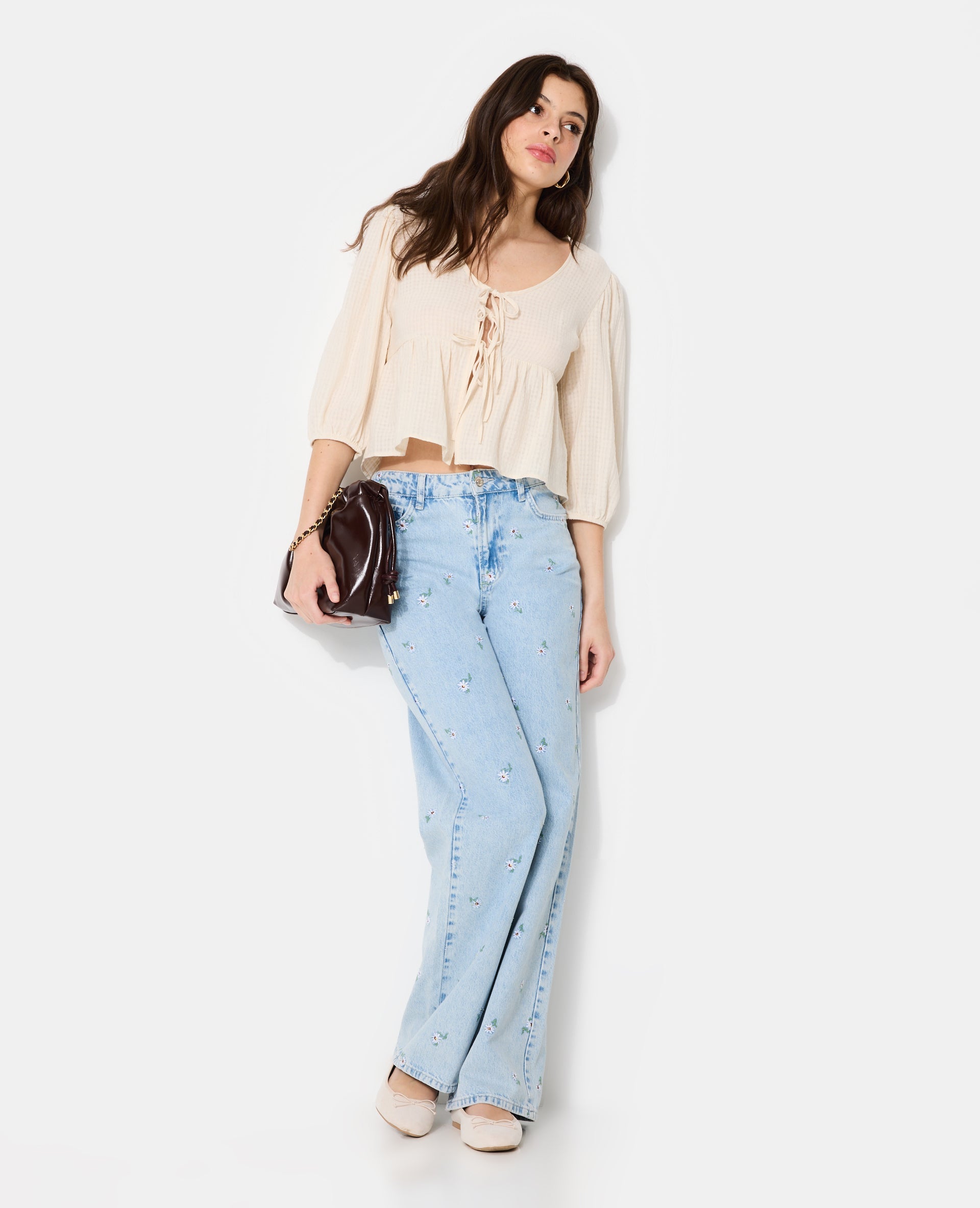 Blouse tissu gaufré avec nouettes et volant