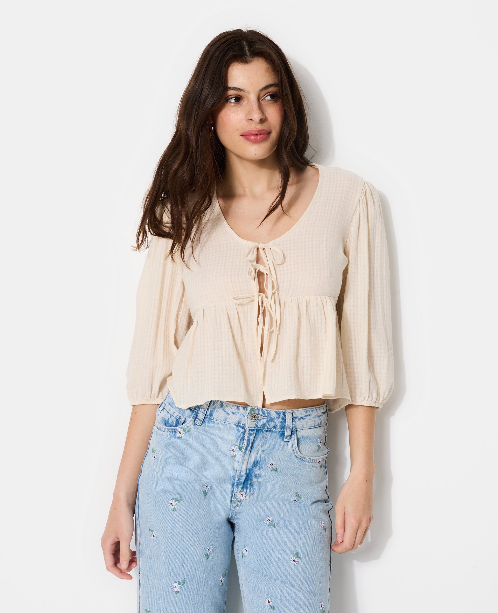 Blouse tissu gaufré avec nouettes et volant