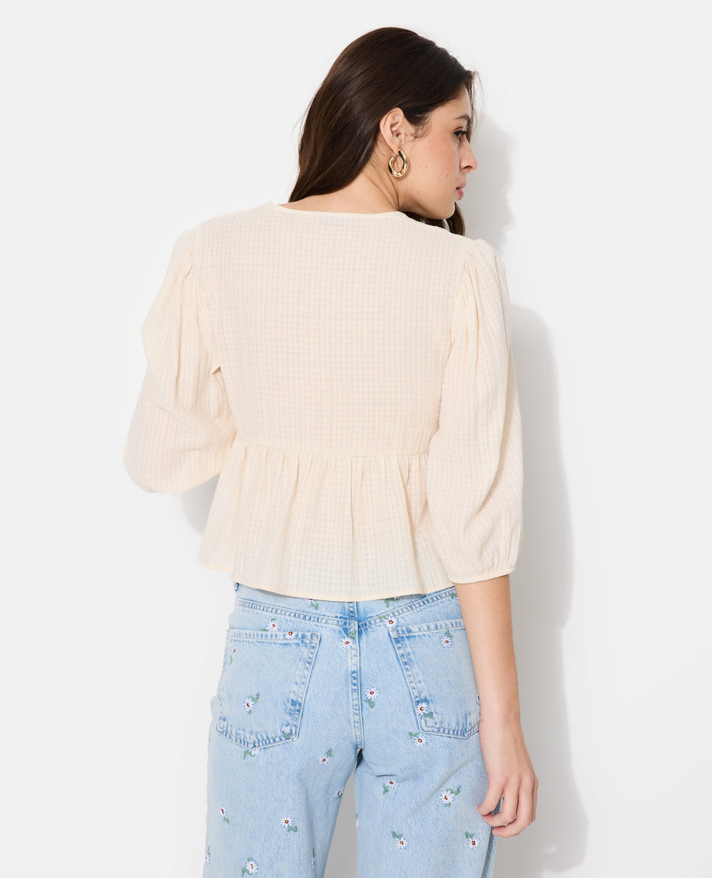 Blouse tissu gaufré avec nouettes et volant