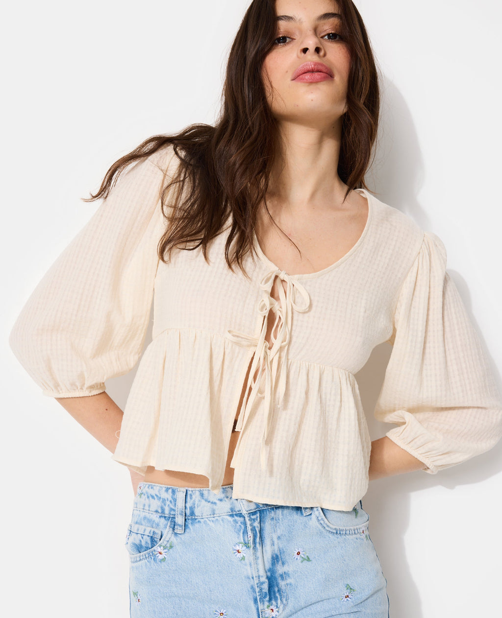 Blouse tissu gaufré avec nouettes et volant