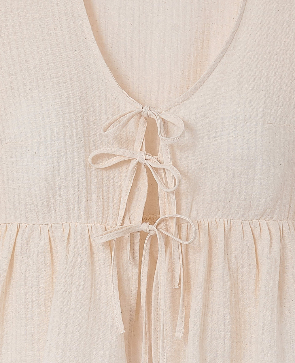 Blouse tissu gaufré avec nouettes et volant