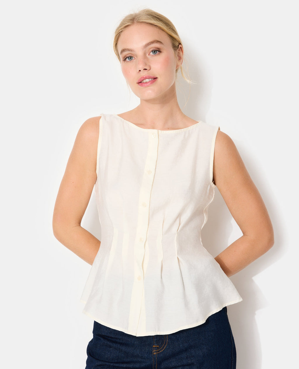 Top boutonné sans manches avec pinces