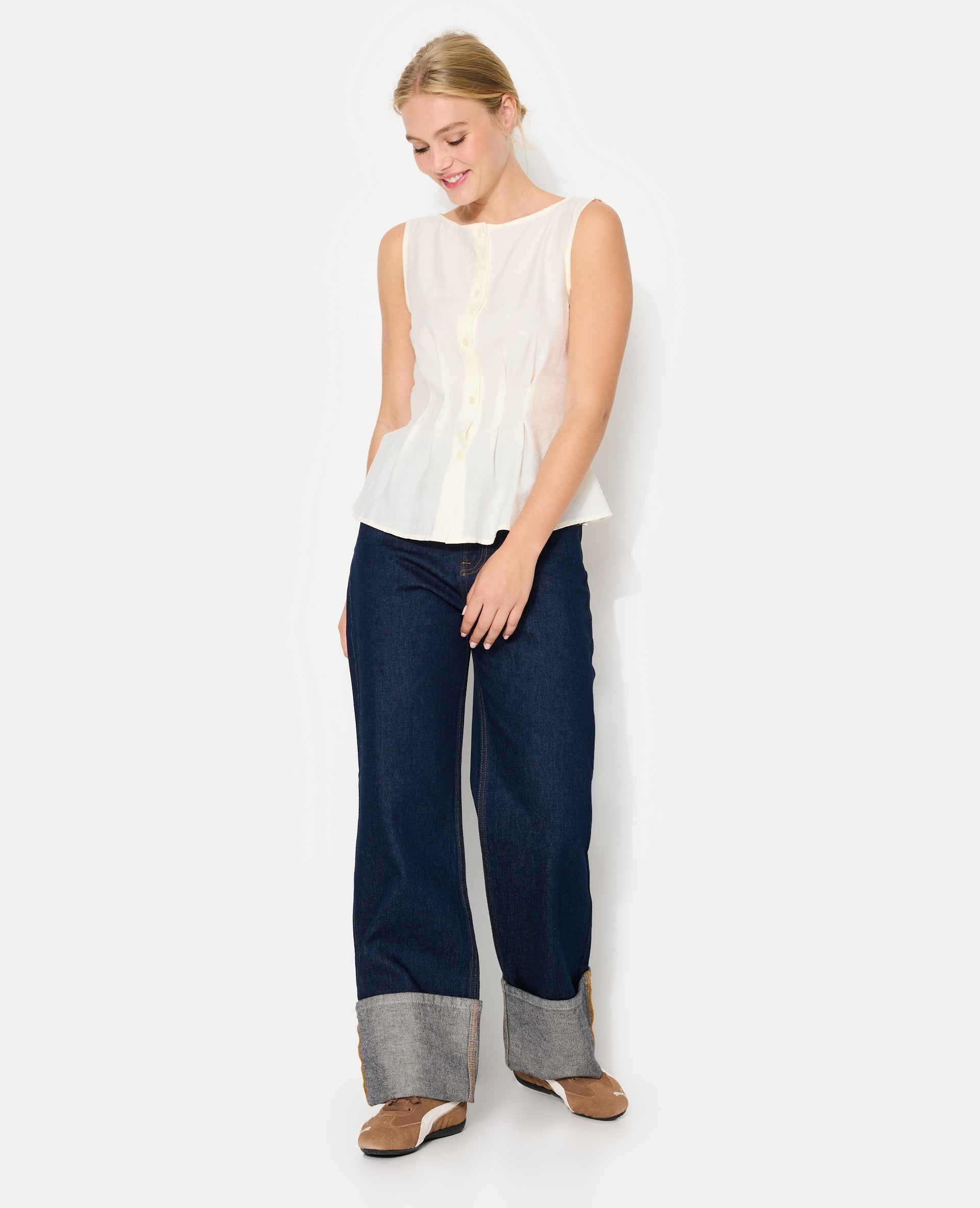 Top boutonné sans manches avec pinces