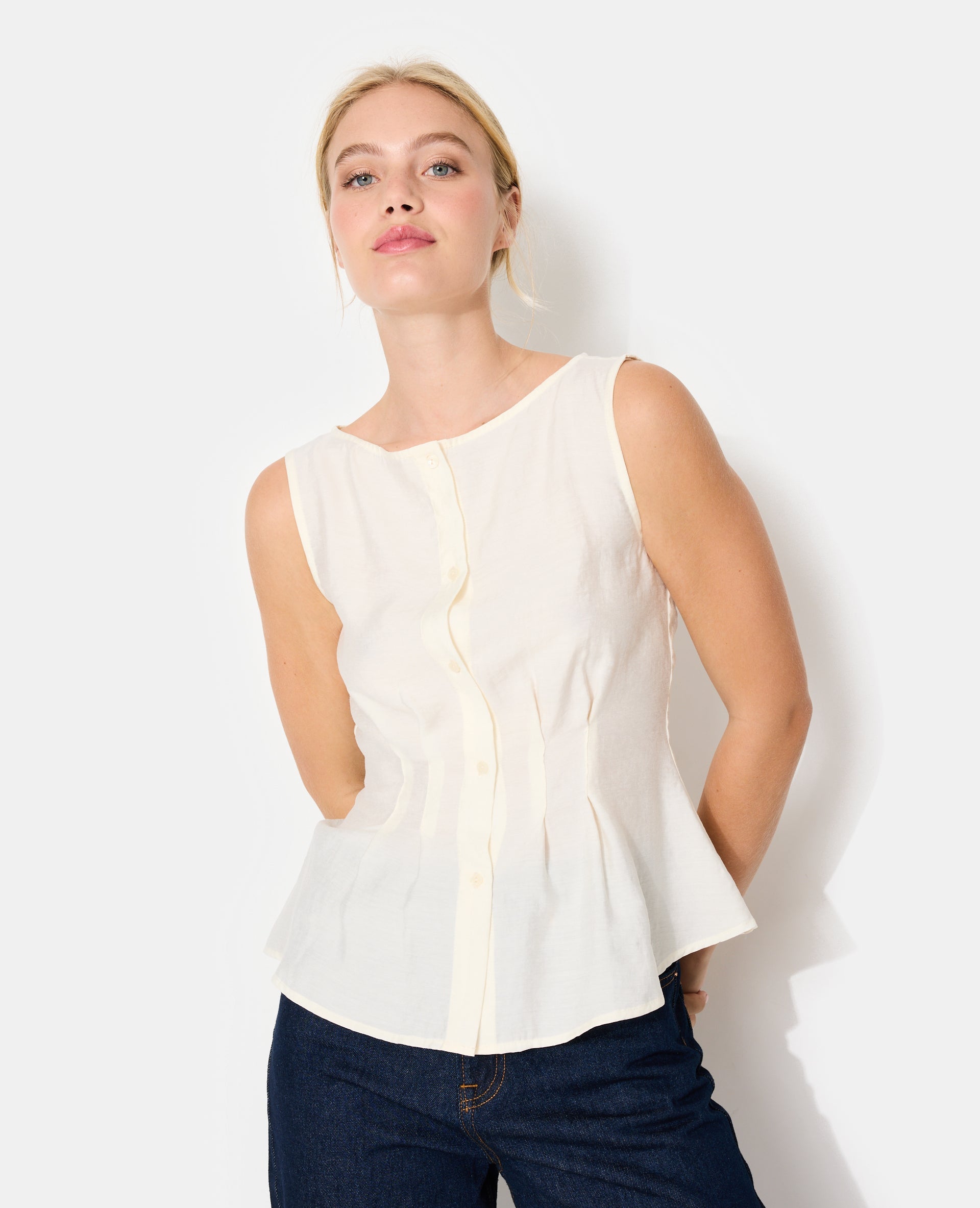 Top boutonné sans manches avec pinces