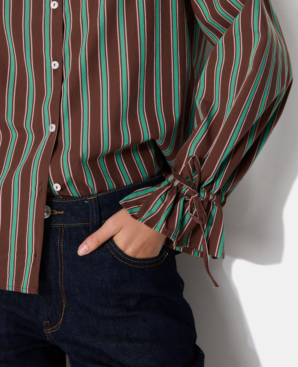 Chemise rayée avec col et manches volantés