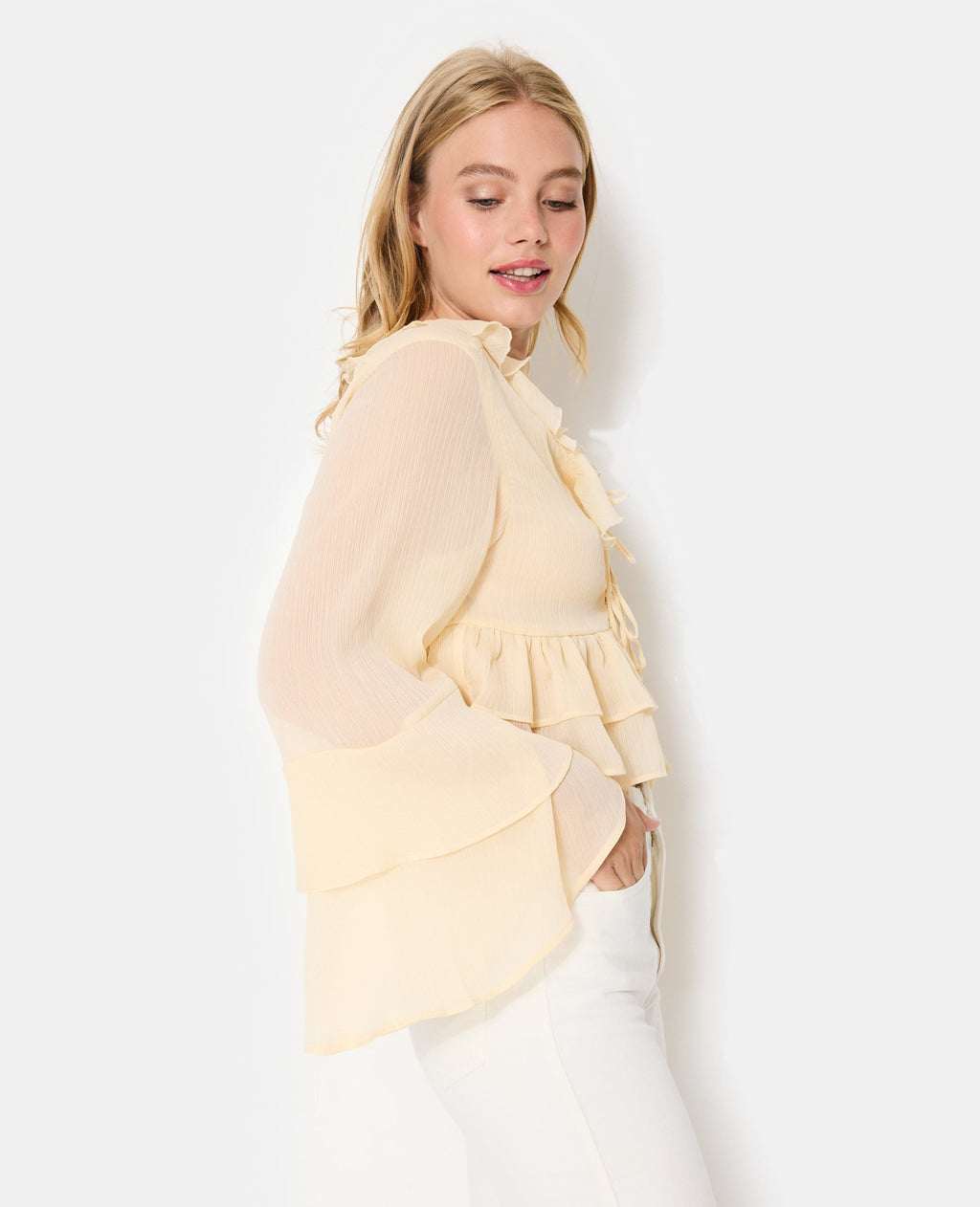 Blouse en voile avec volants et nouettes