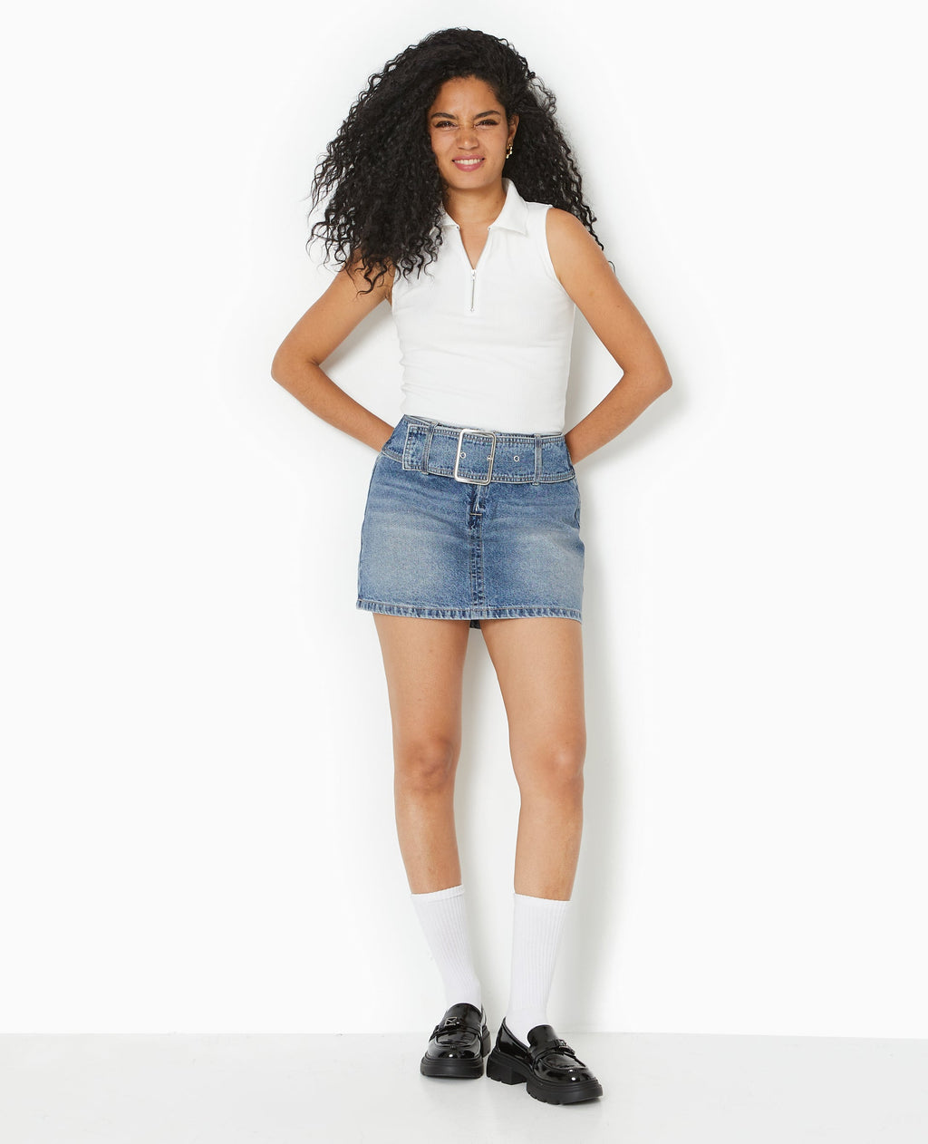 Mini jupe bandeau en jean avec ceinture large