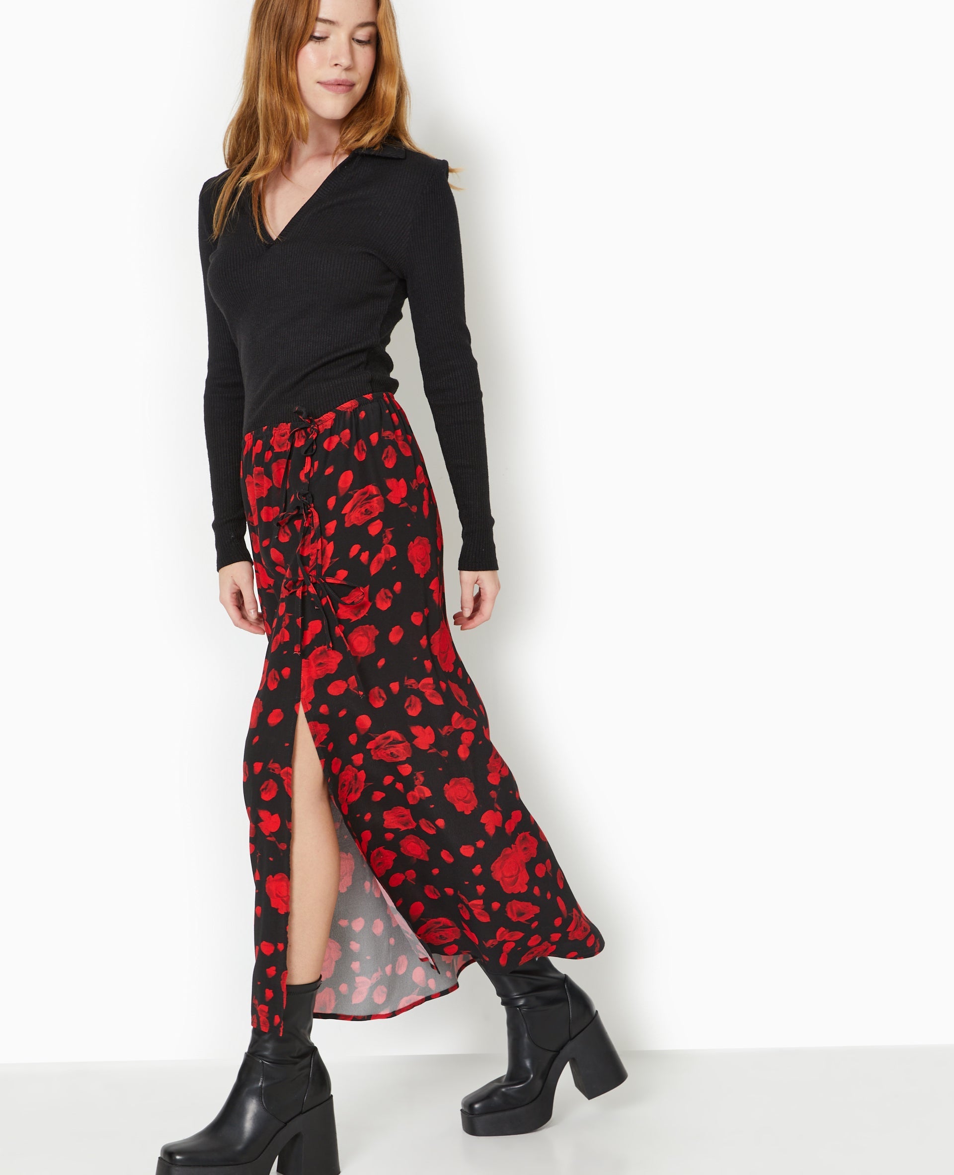 Jupe longue avec nouettes motif roses