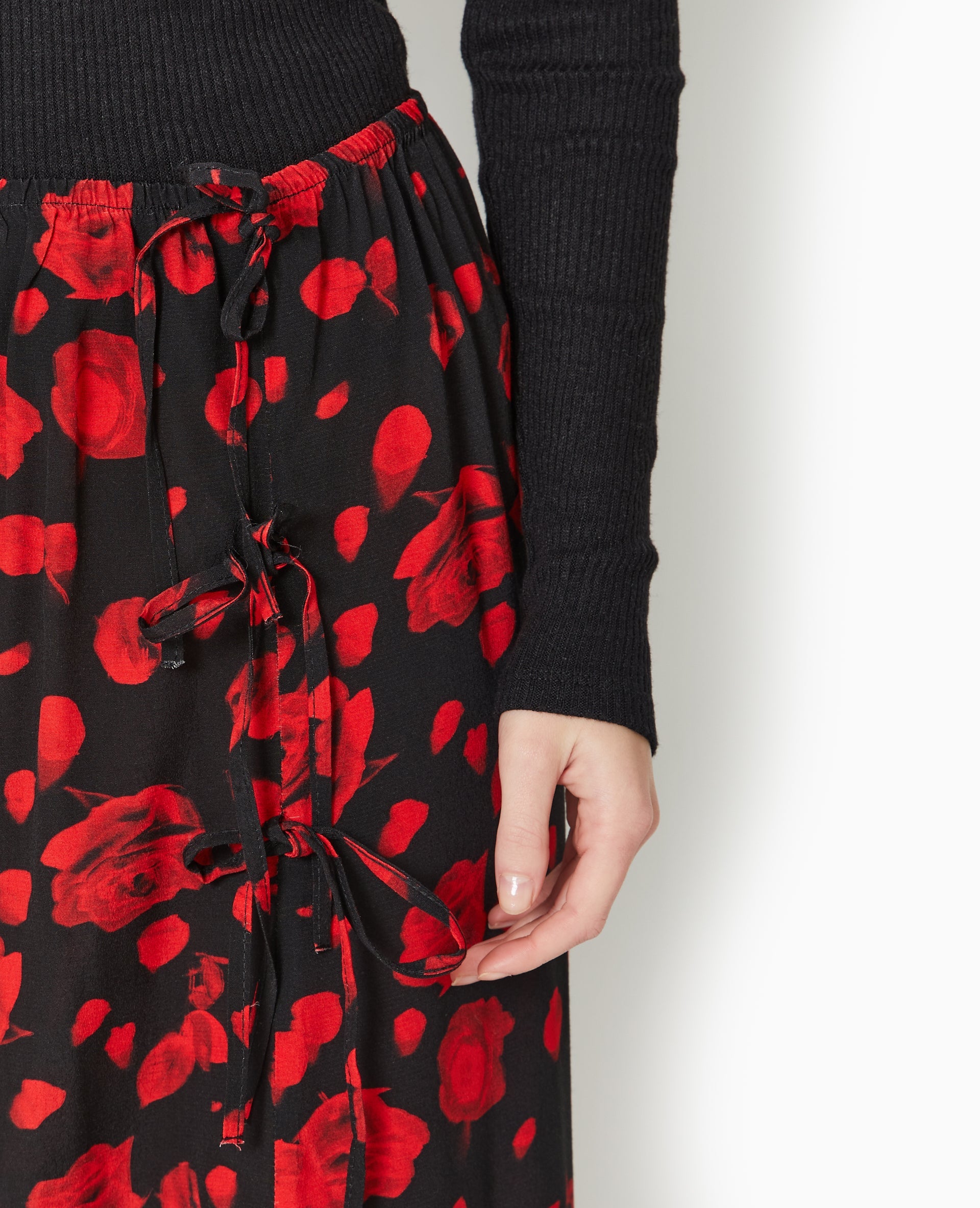 Jupe longue avec nouettes motif roses