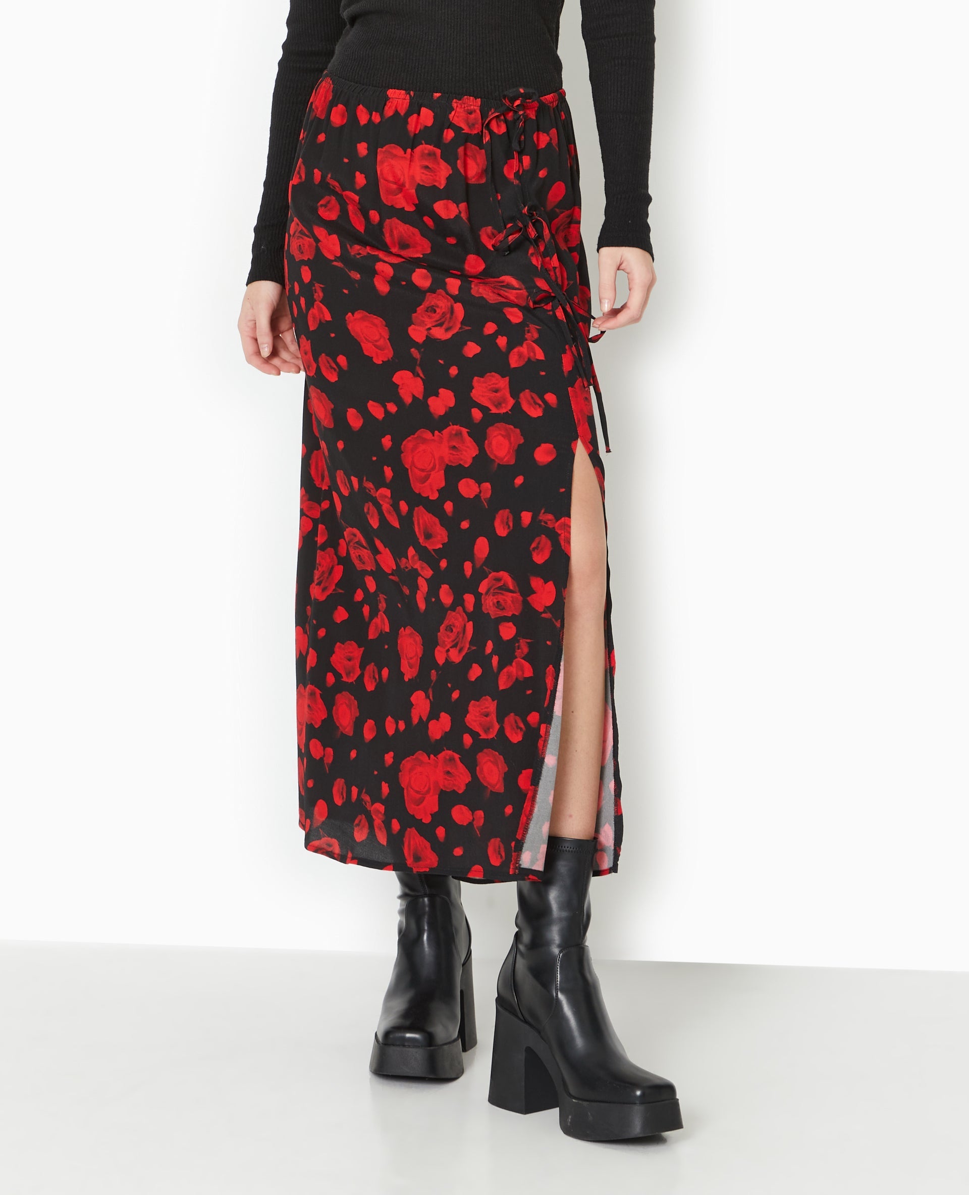 Jupe longue avec nouettes motif roses