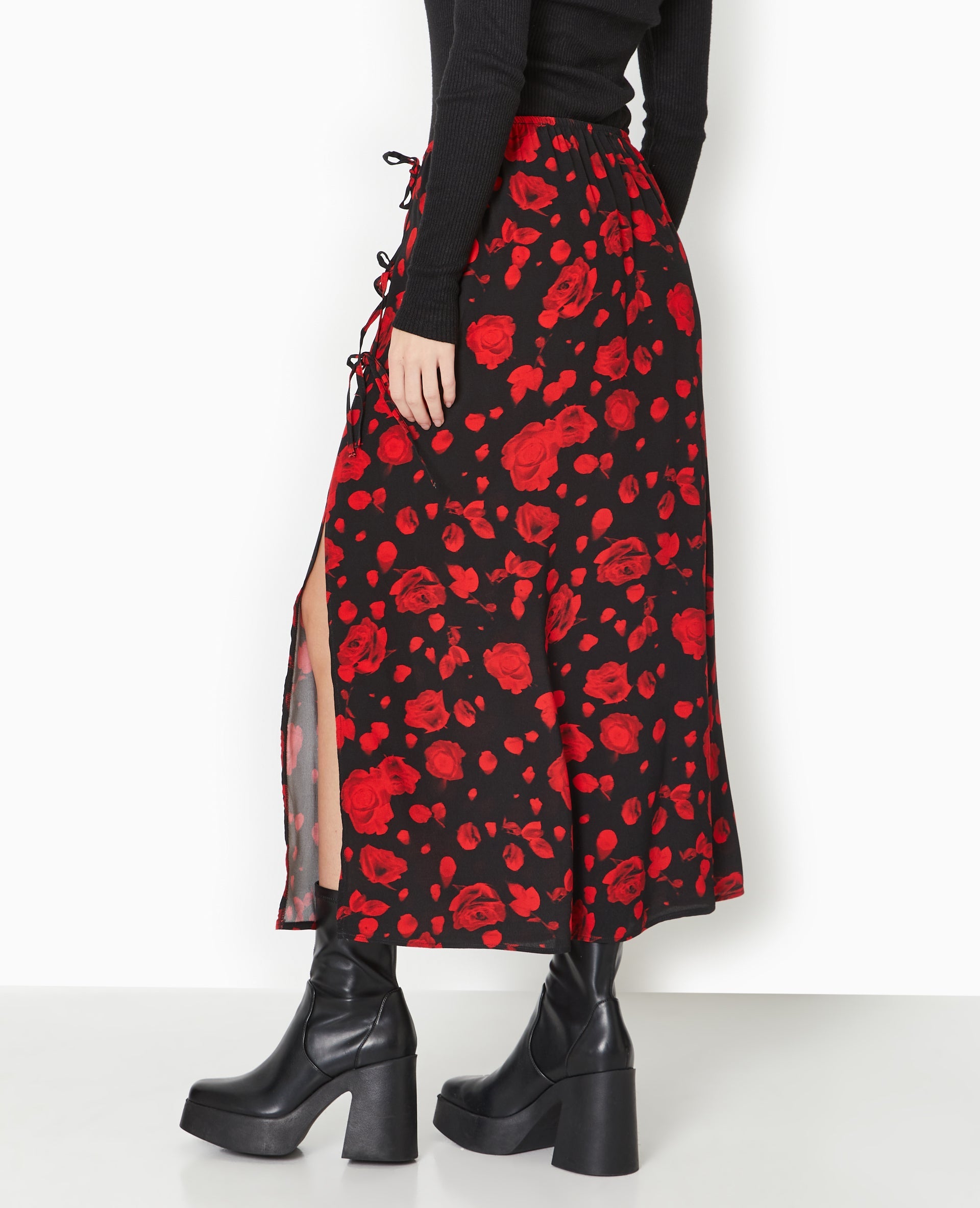 Jupe longue avec nouettes motif roses