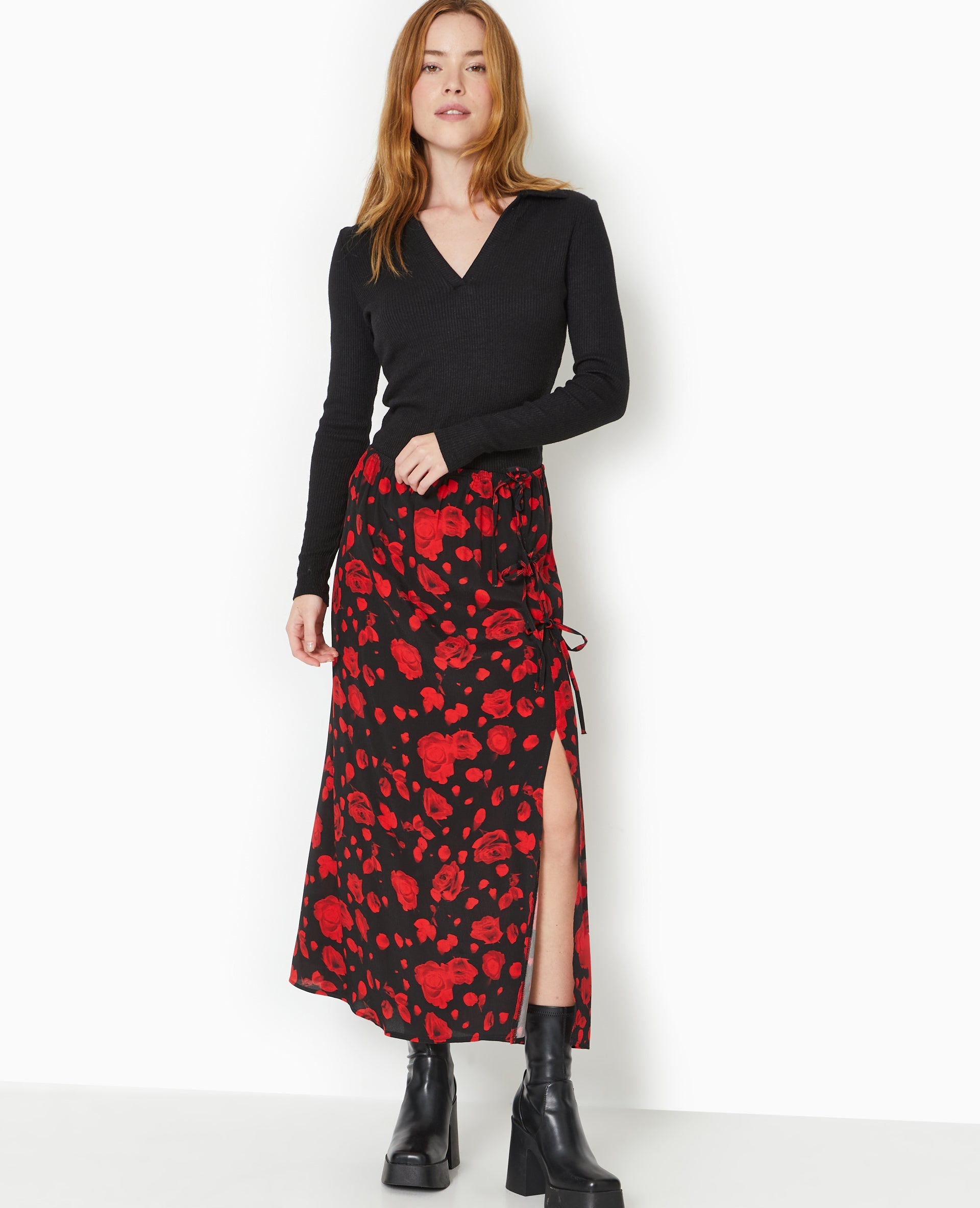 Jupe longue avec nouettes motif roses