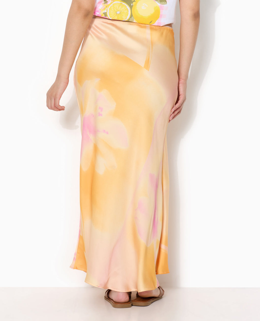Jupe longue en satin motif maxi-fleurs