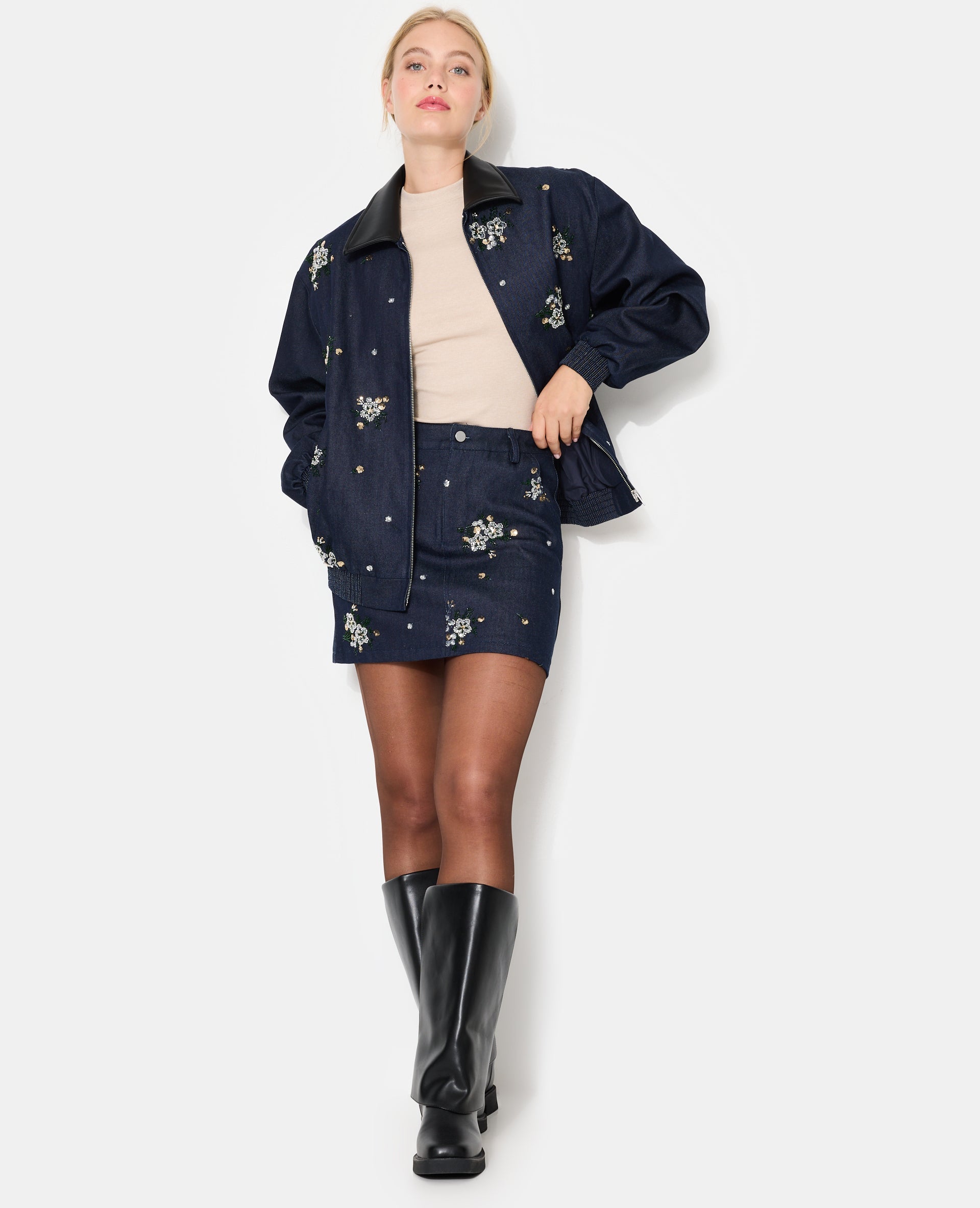 Jupe mini en jean avec fleurs en sequins