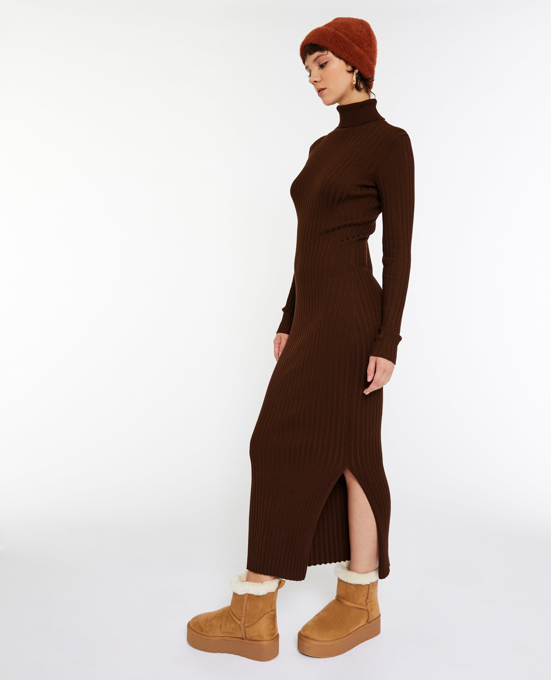Robe longue moulante en maille côtelée