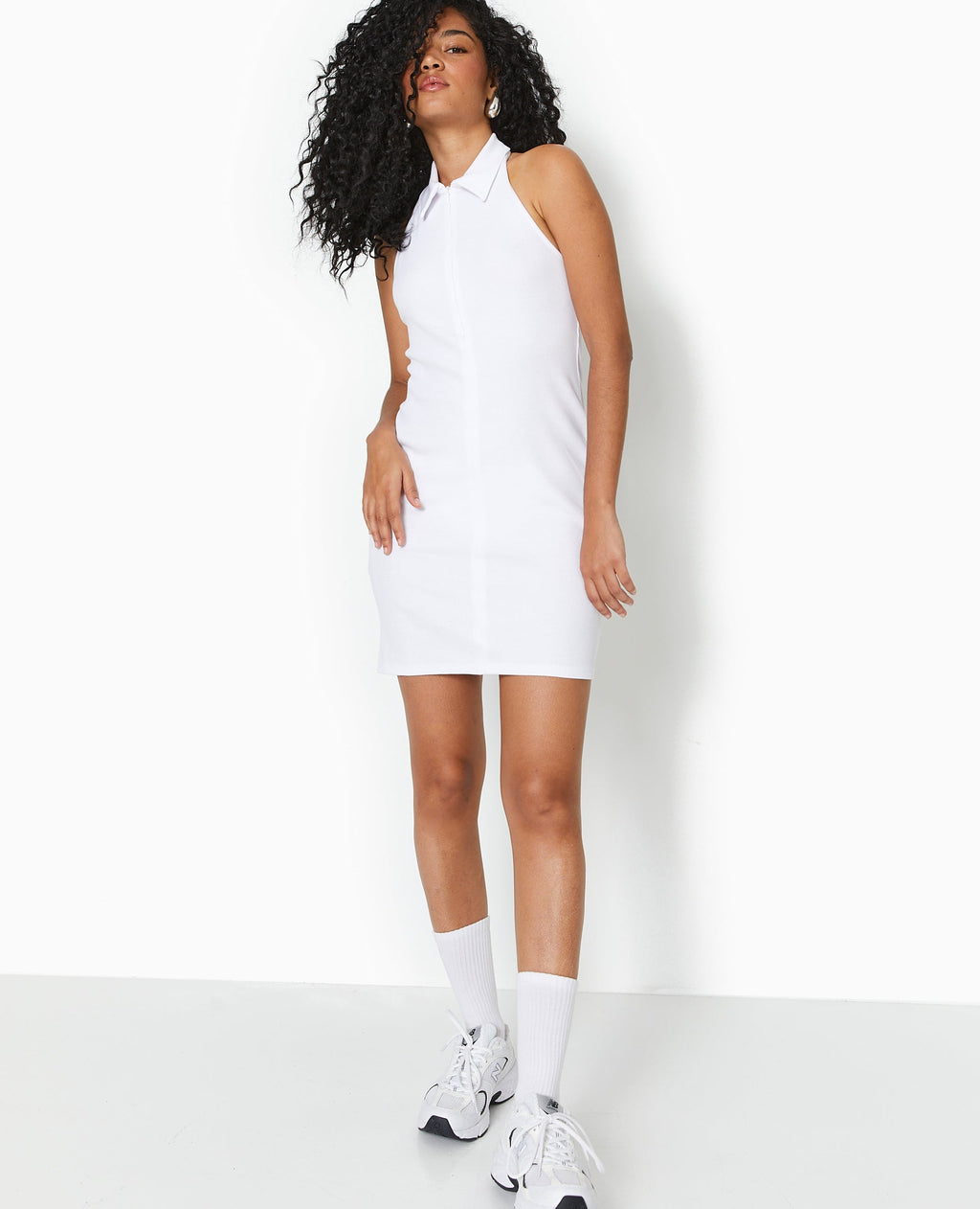 Robe courte dos-nu avec col