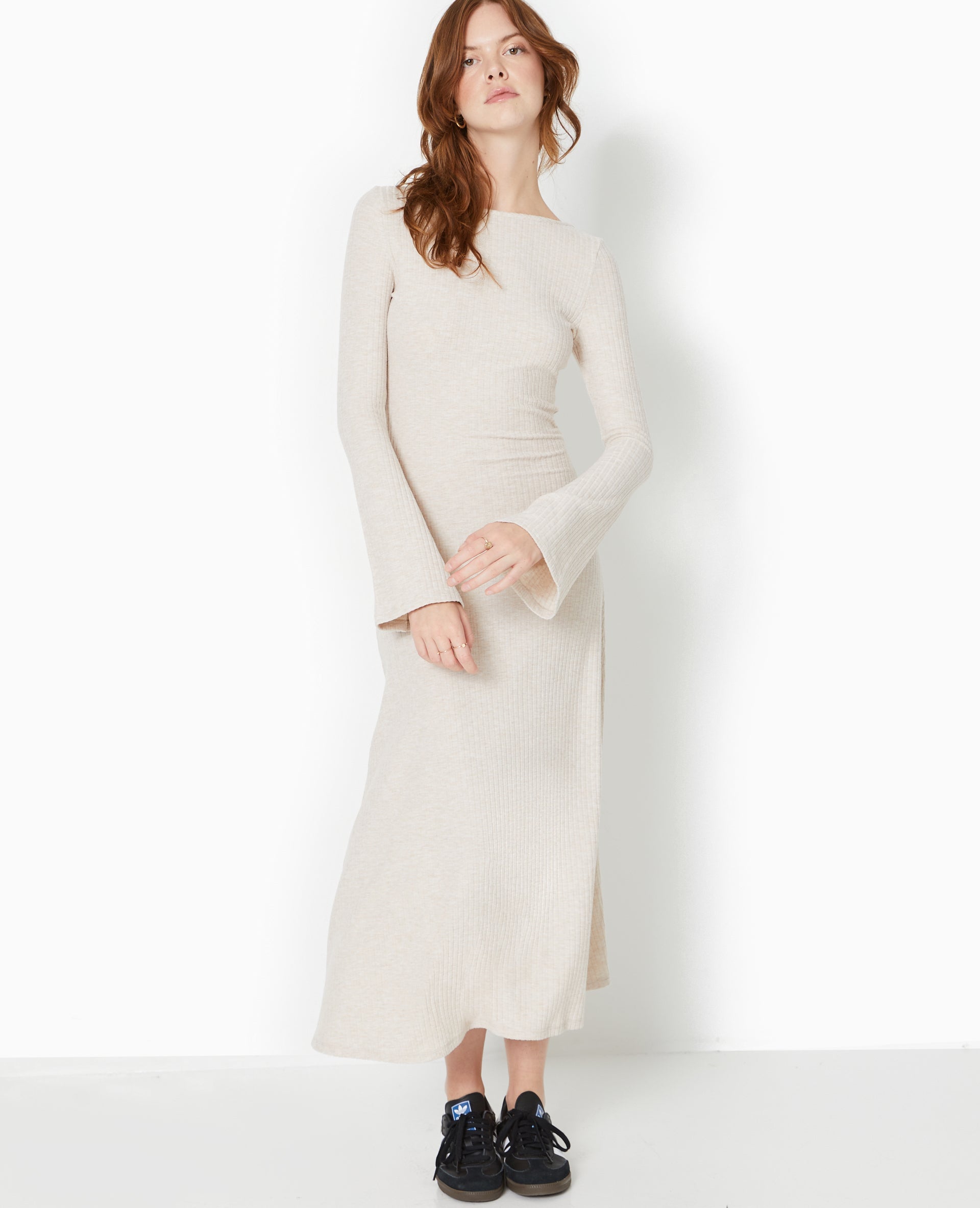 Robe longue évasée en maille côtelée