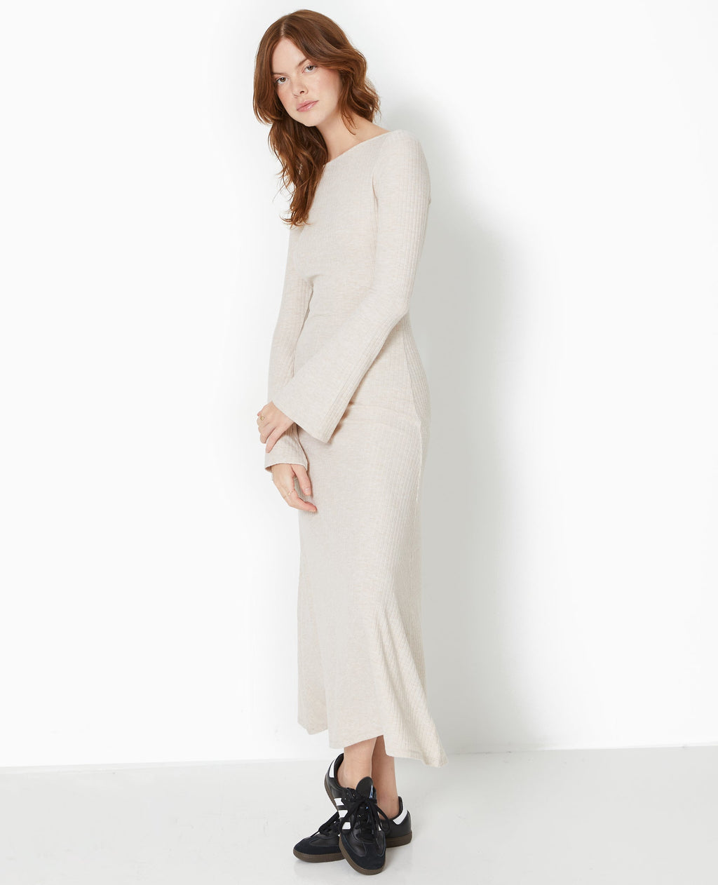 Robe longue évasée en maille côtelée