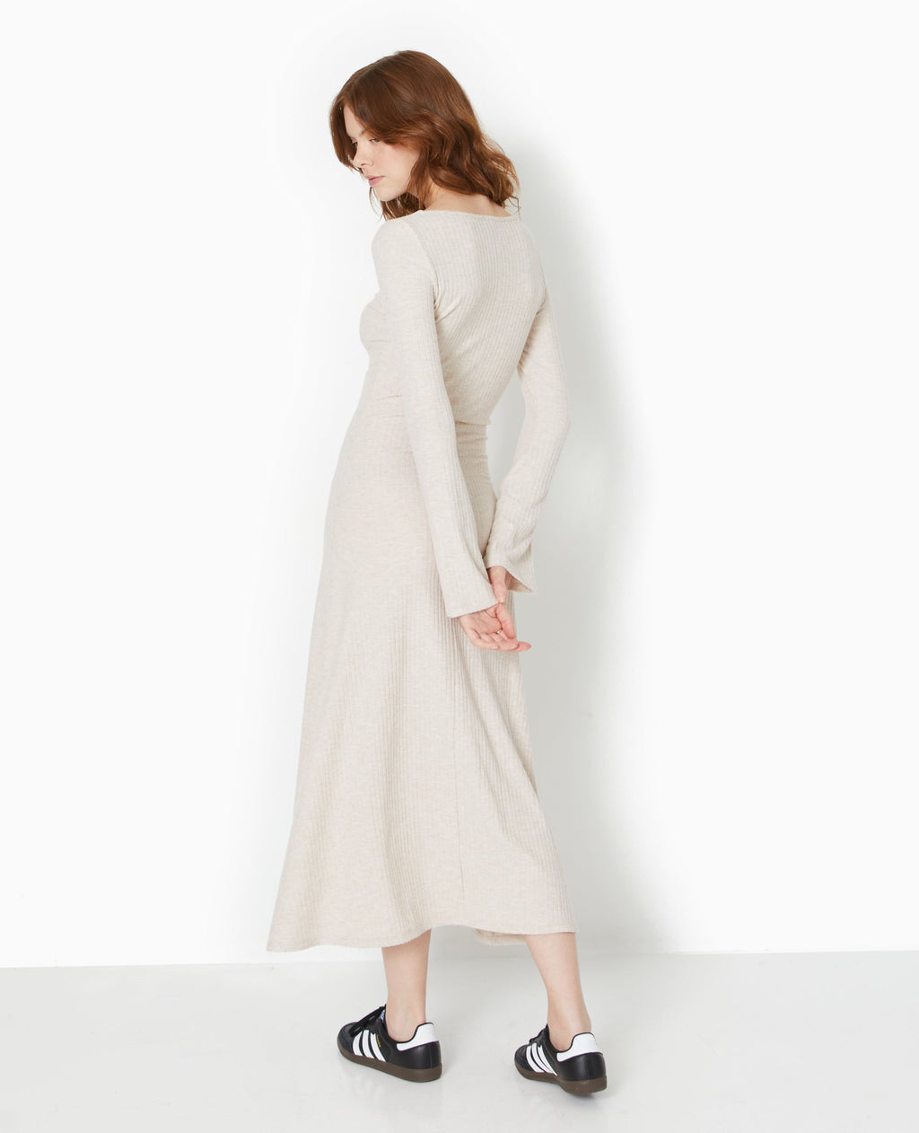 Robe longue évasée en maille côtelée