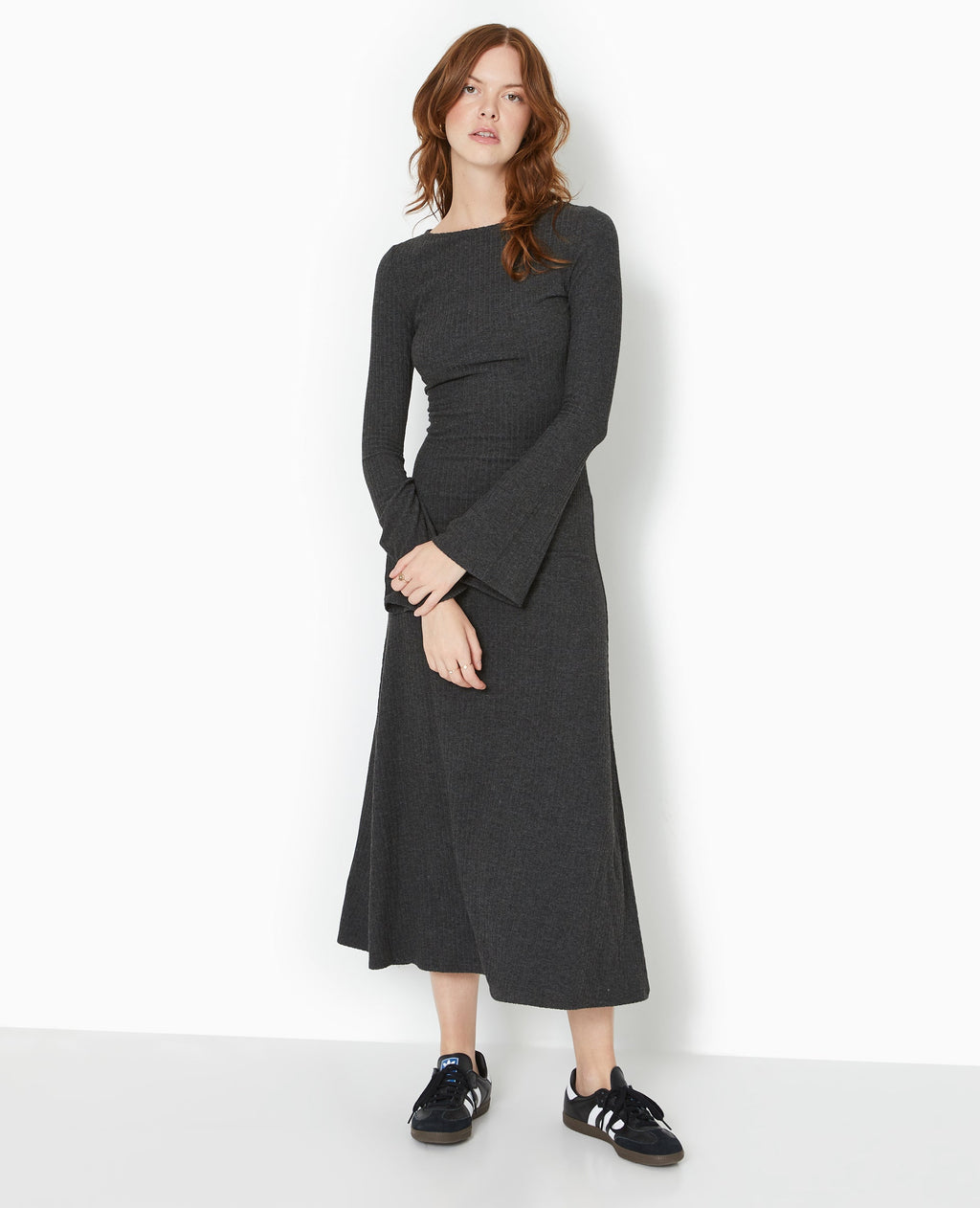Robe longue évasée en maille côtelée