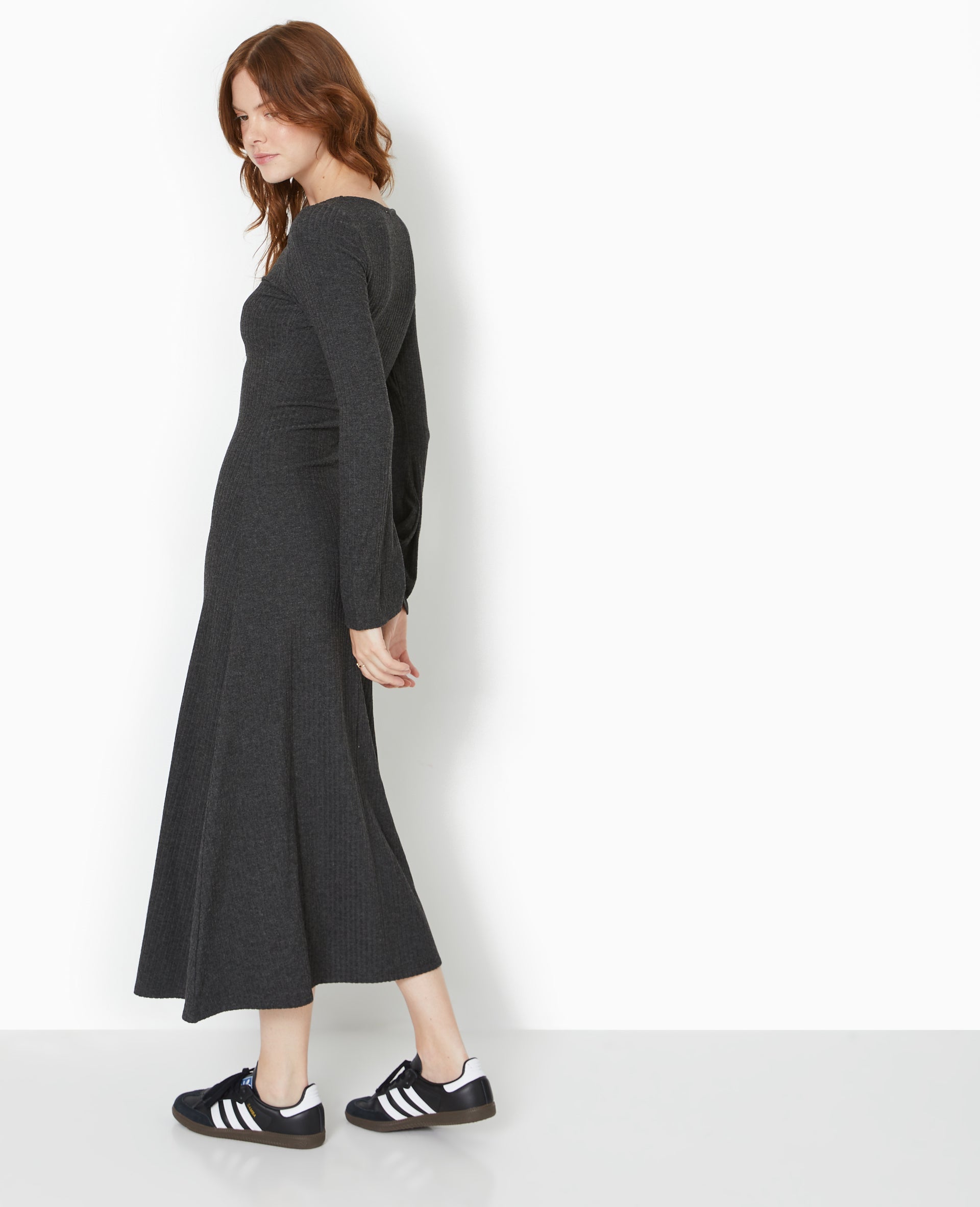 Robe longue évasée en maille côtelée