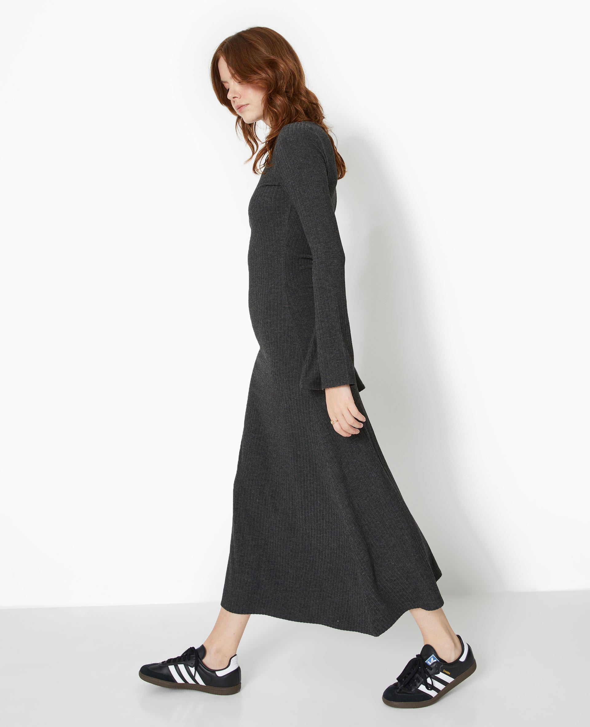 Robe longue évasée en maille côtelée