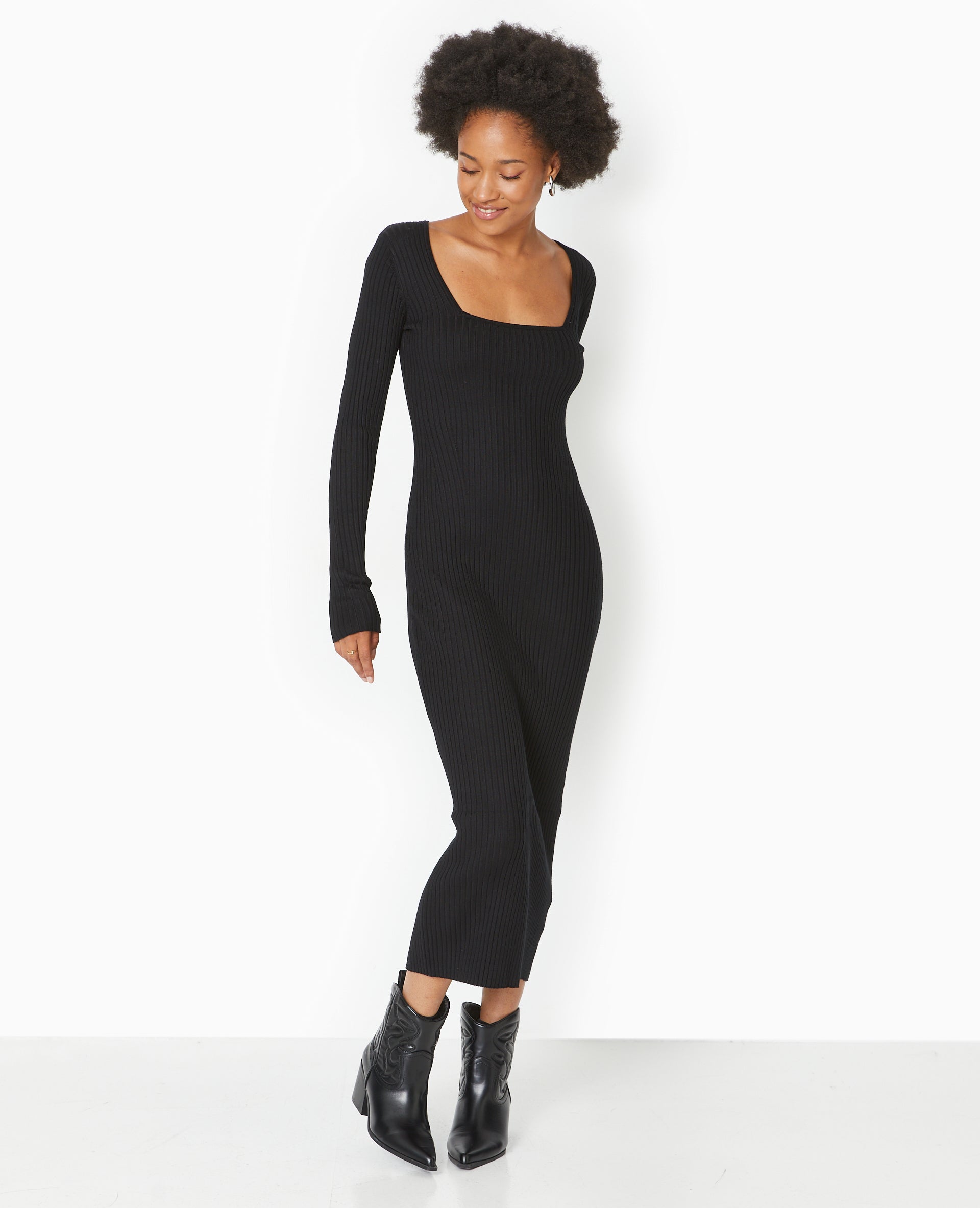Robe longue en maille côtelée encolure carrée