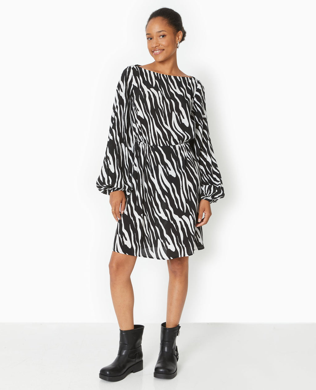 Robe courte avec découpe dos