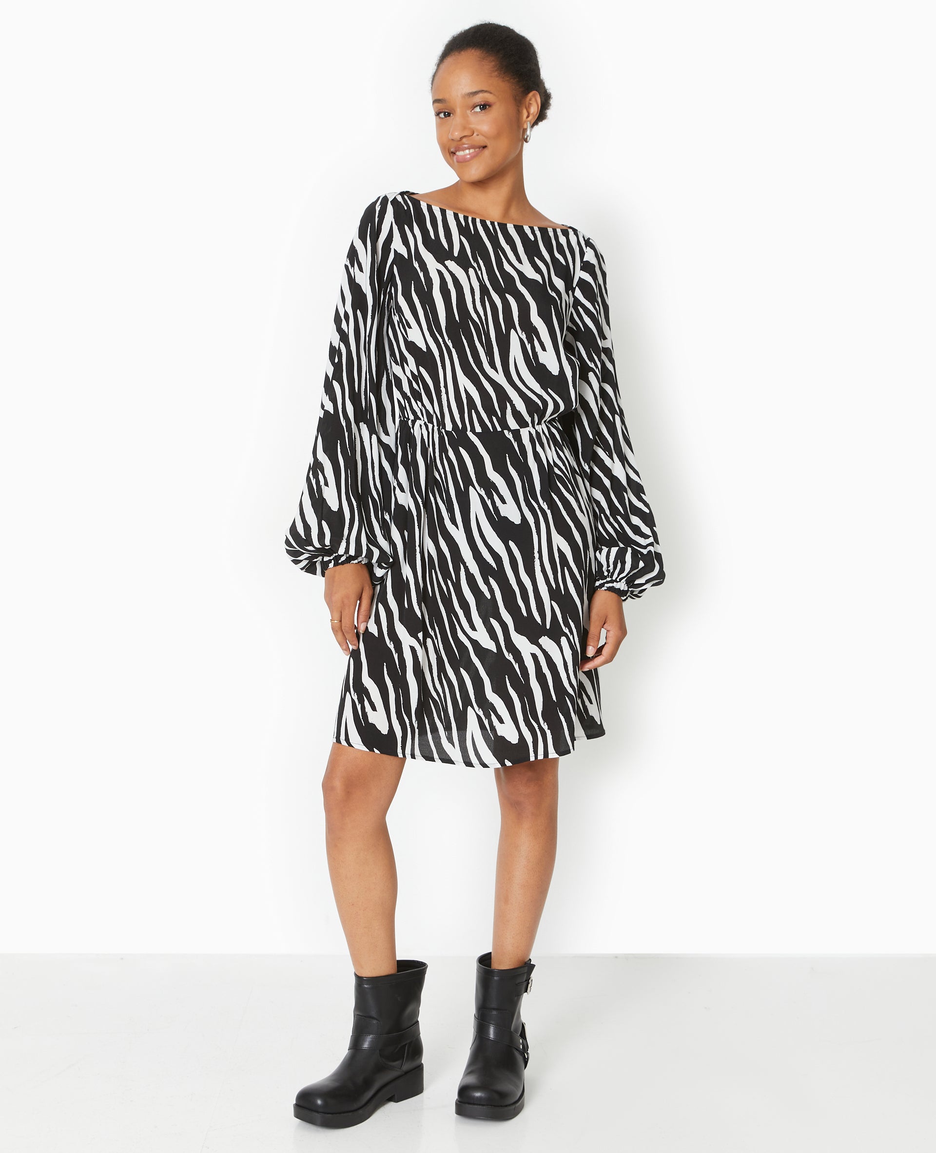 Robe courte avec découpe dos