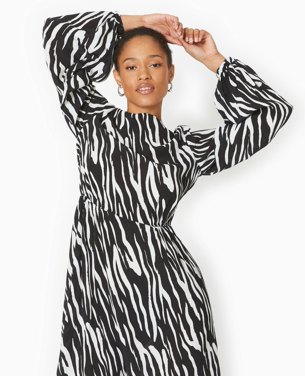 Robe courte avec découpe dos
