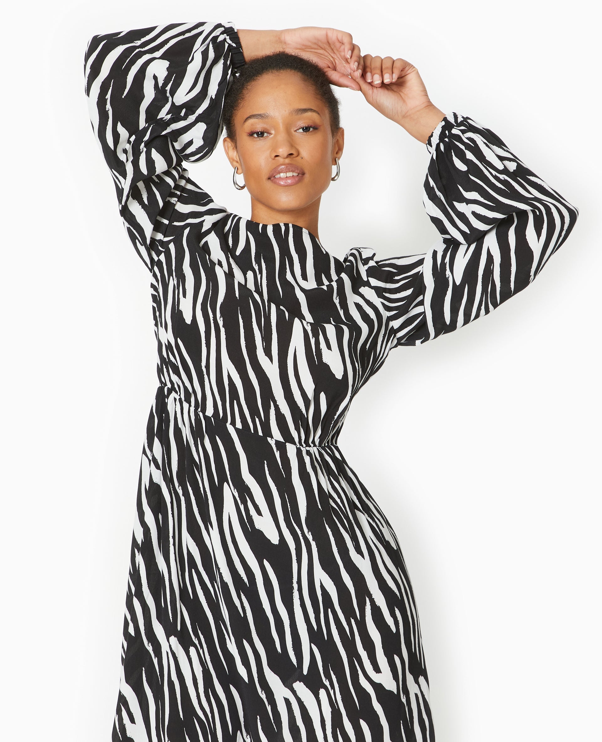 Robe courte avec découpe dos