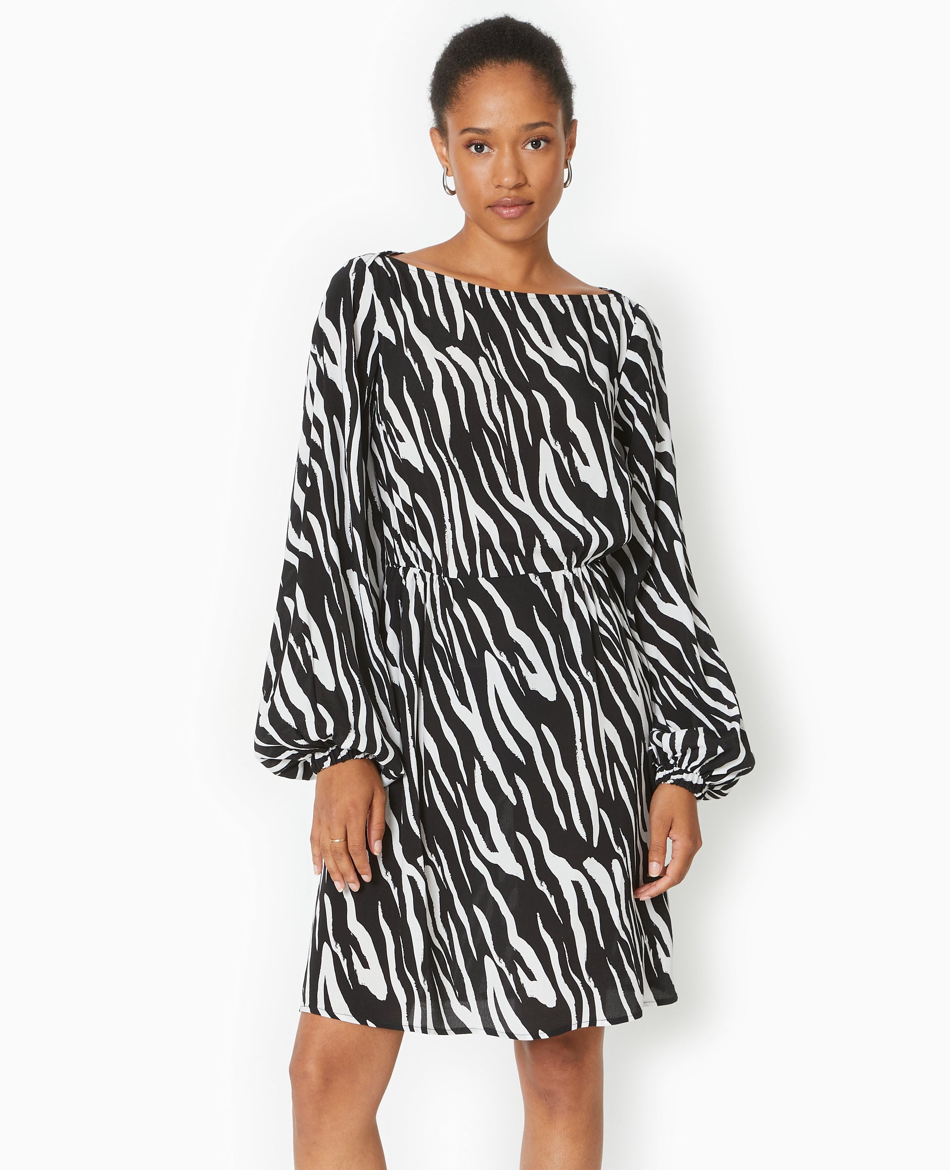 Robe courte avec découpe dos