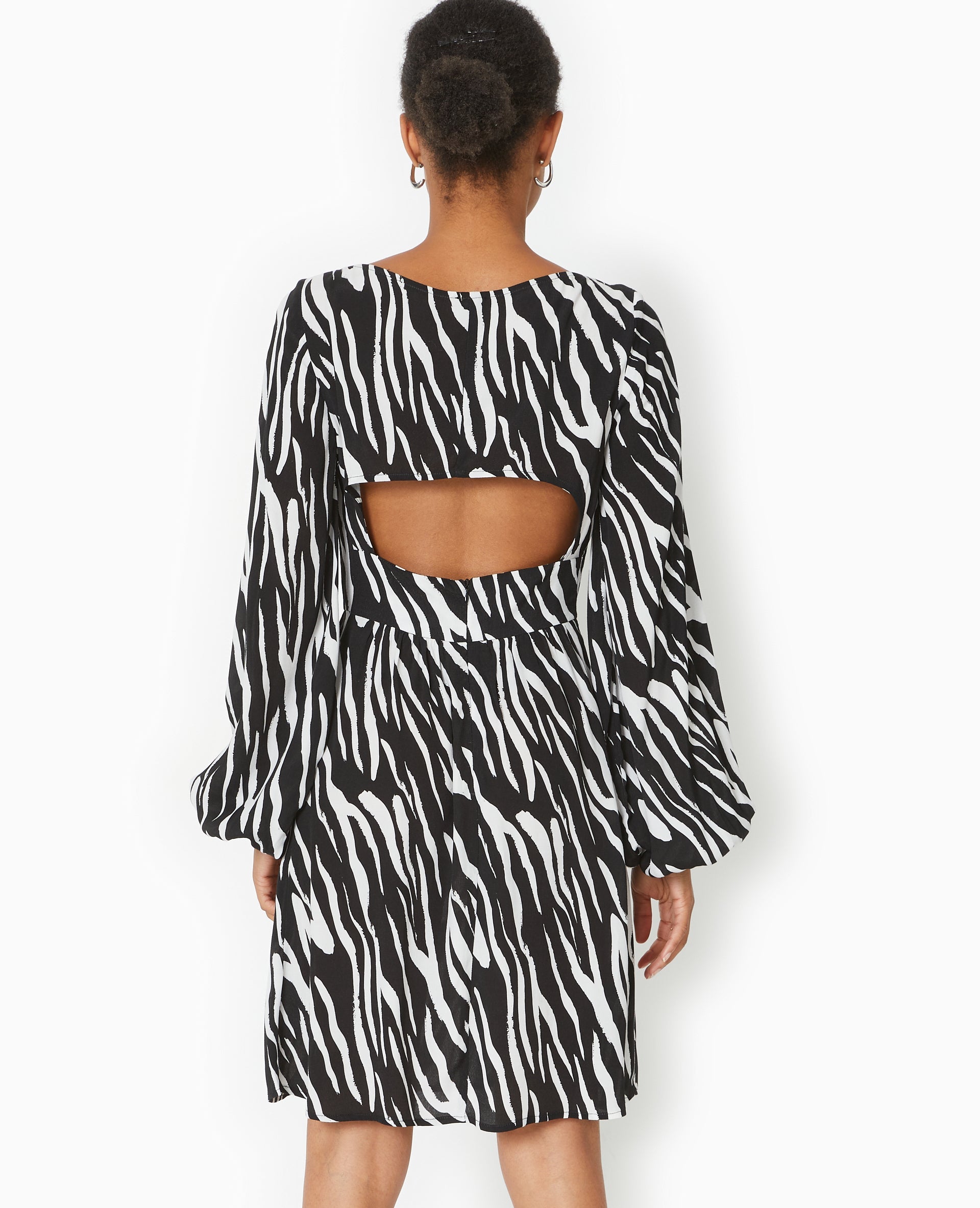 Robe courte avec découpe dos