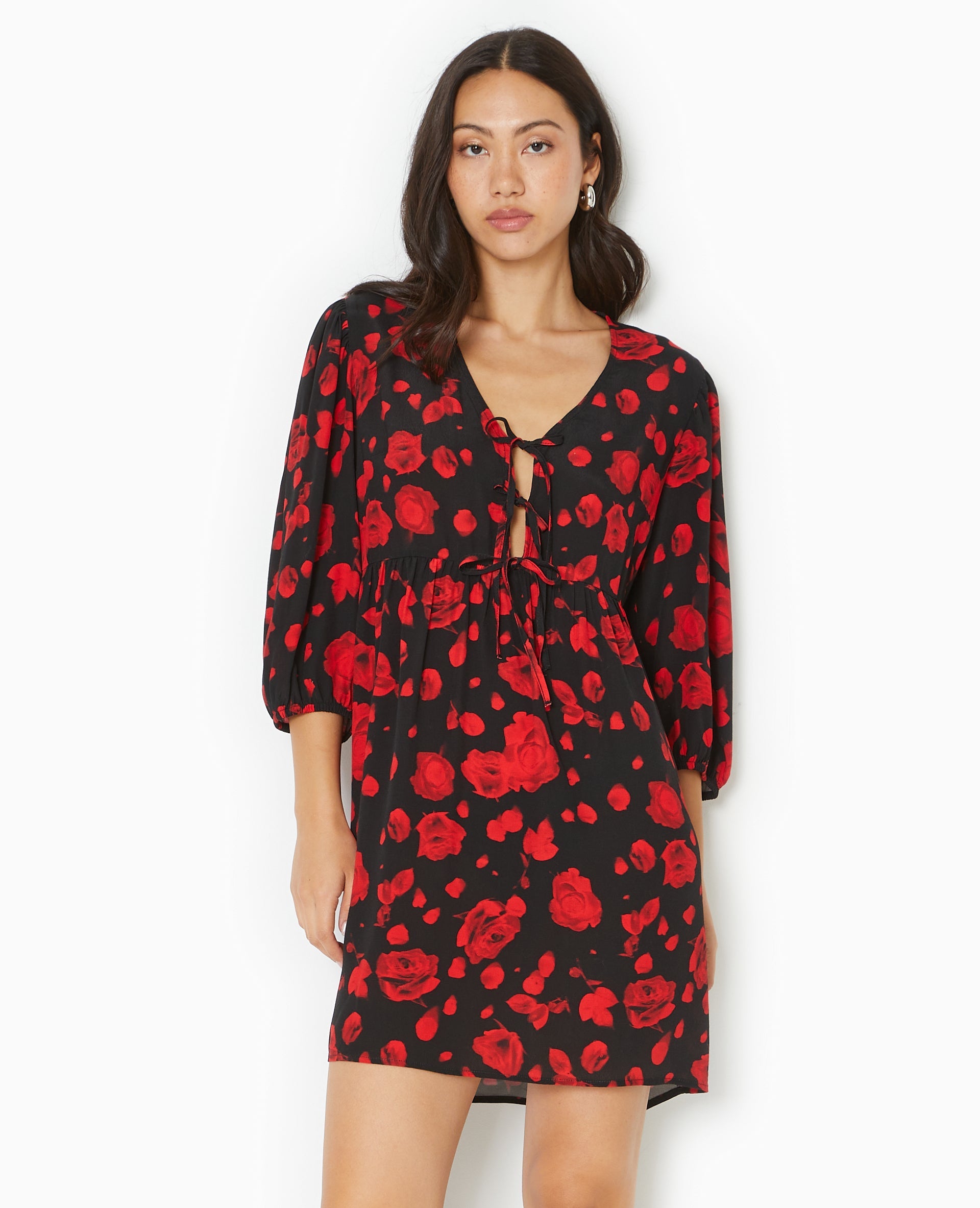 Robe courte avec nœuds motif roses