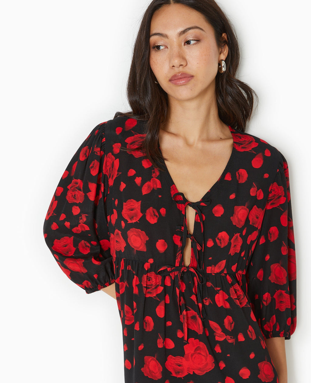 Robe courte avec nœuds motif roses