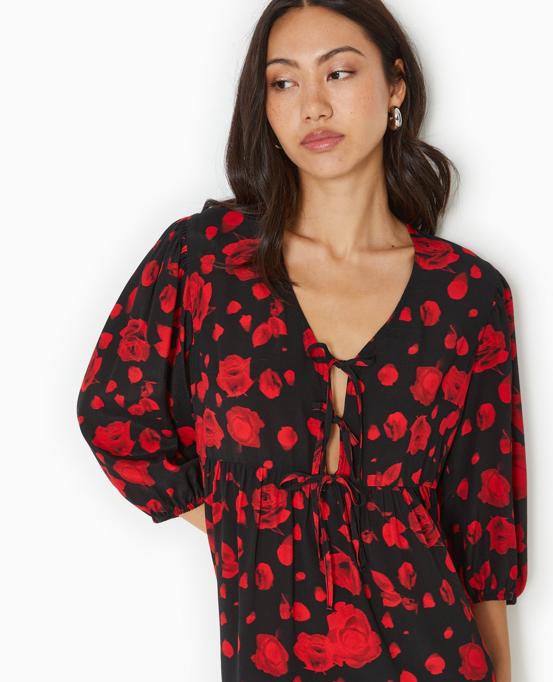 Robe courte avec nœuds motif roses
