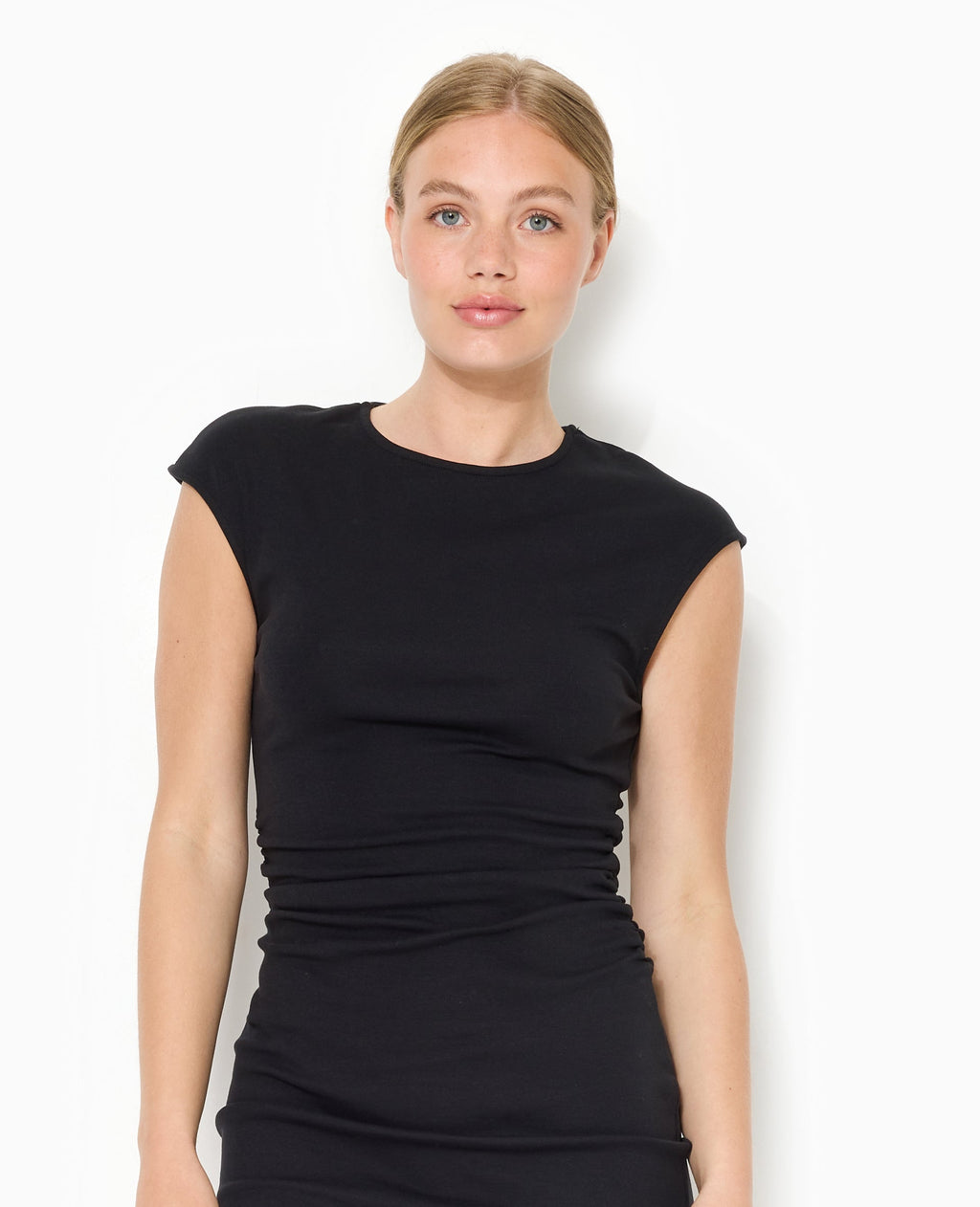 Robe courte sans manches avec fronces côtés