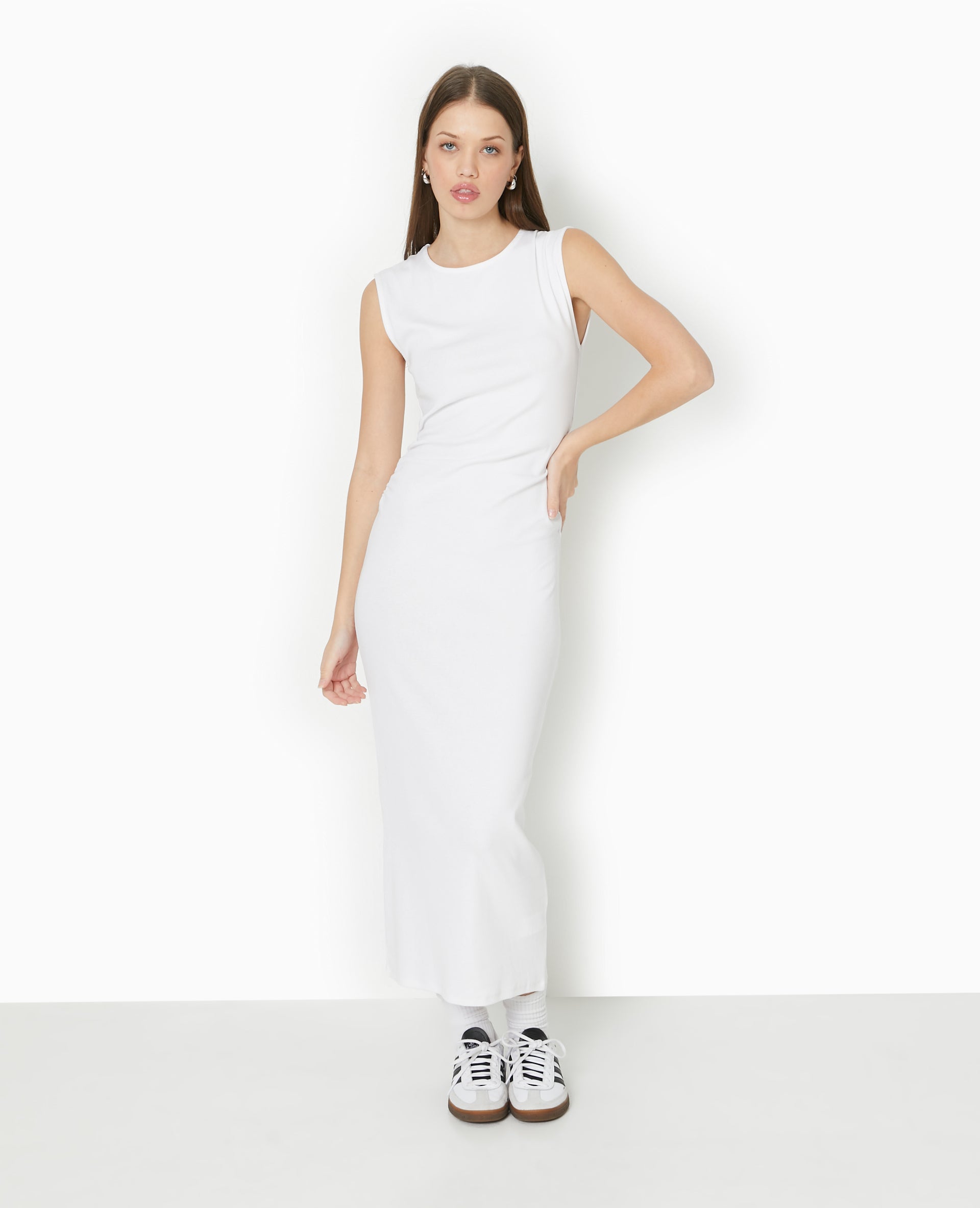 Robe longue sans manches avec fronces côtés