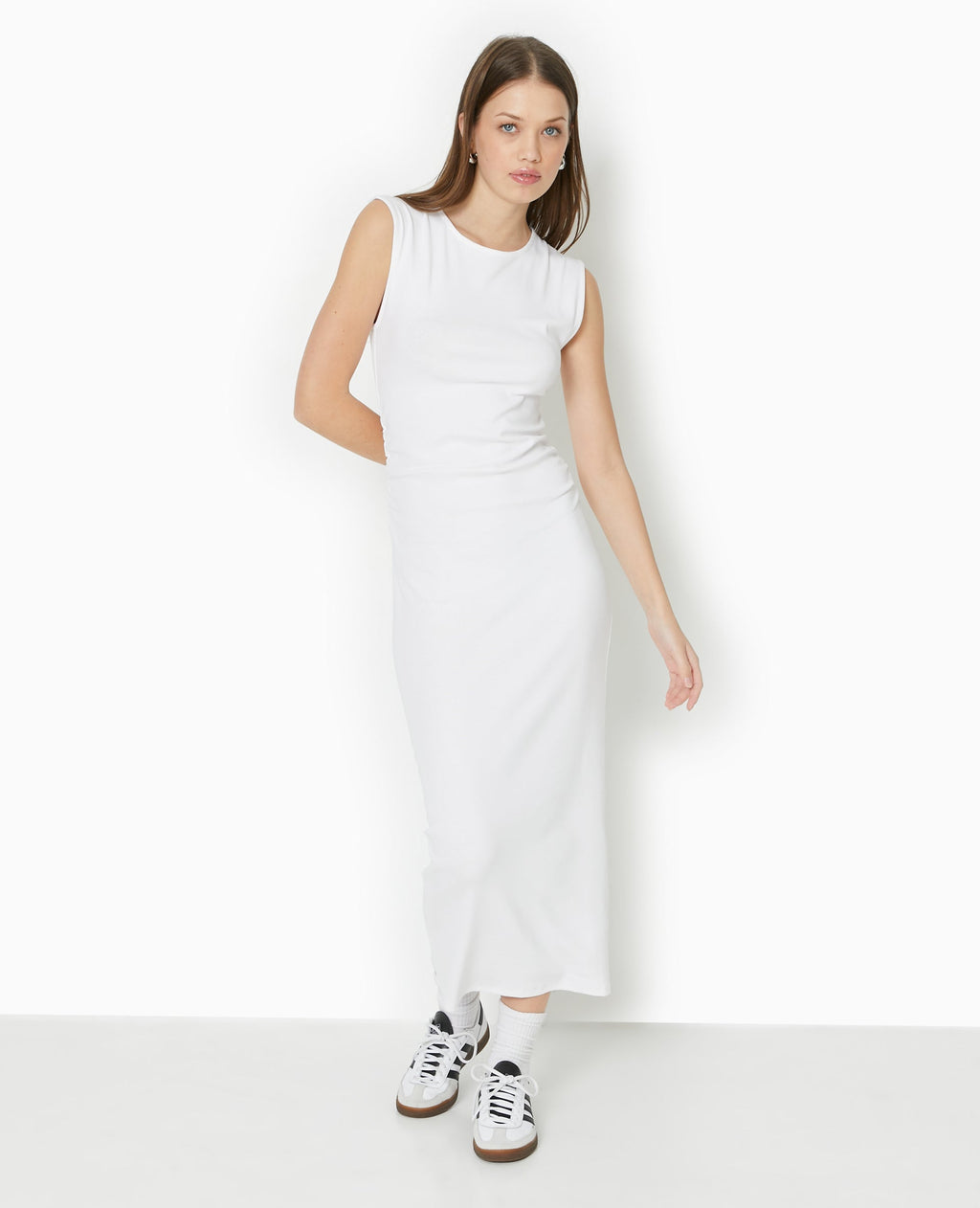 Robe longue sans manches avec fronces côtés