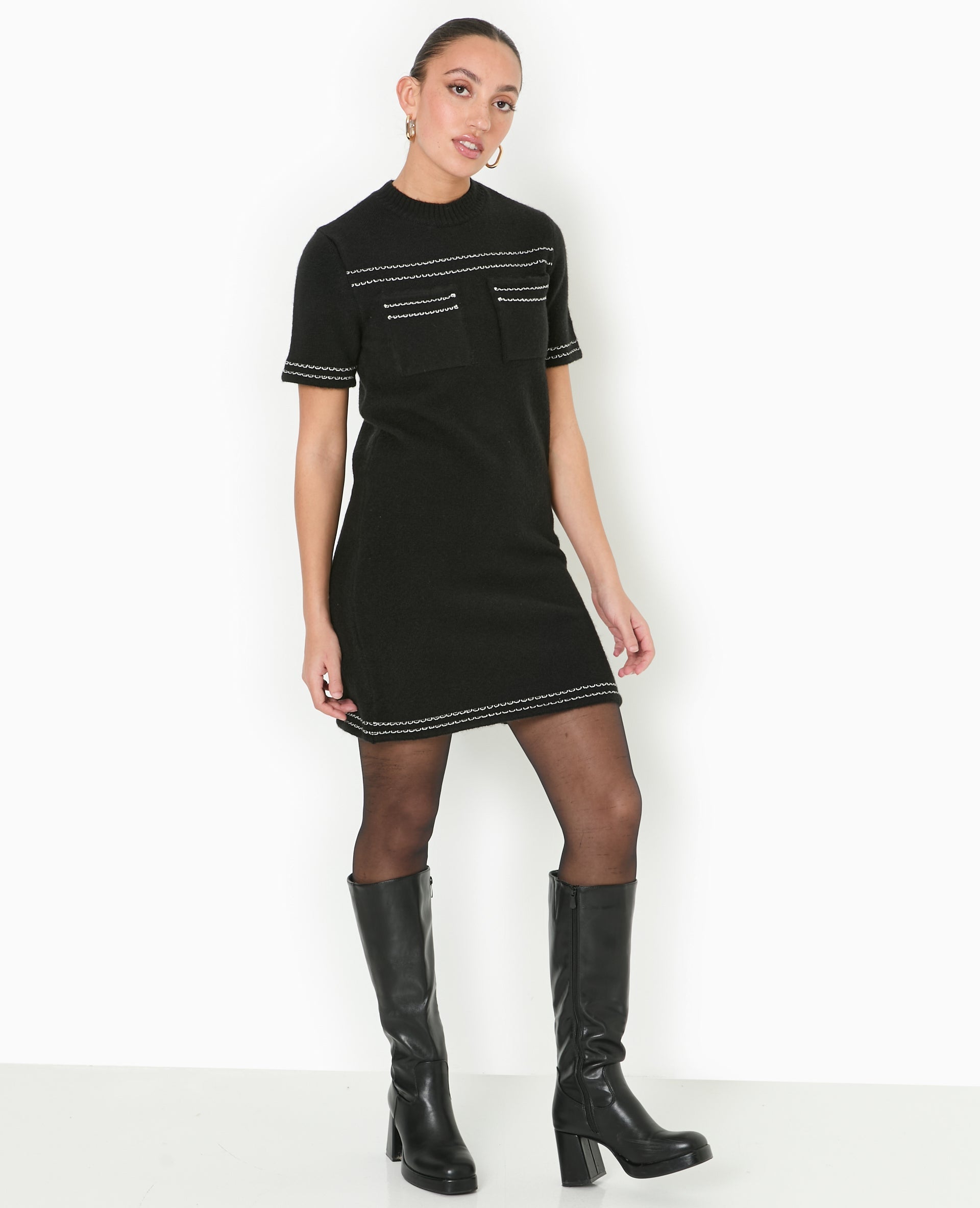Robe courte en maille avec détails contrastés