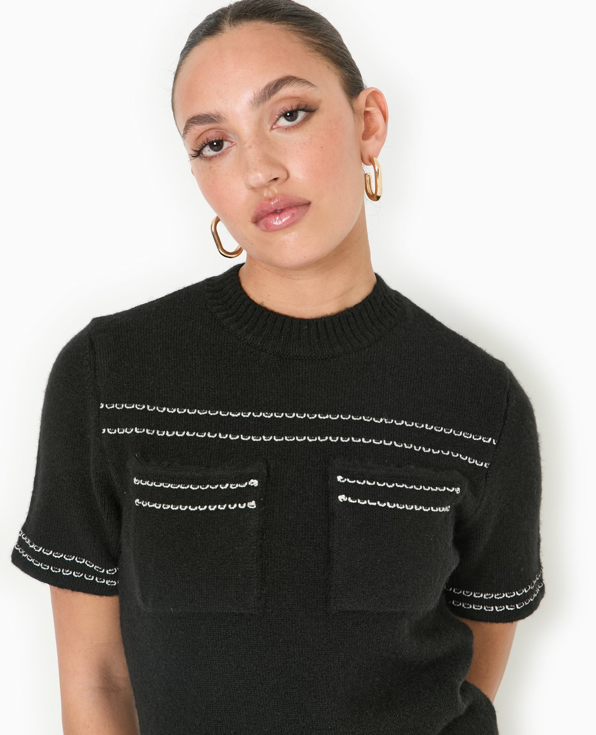Robe courte en maille avec détails contrastés