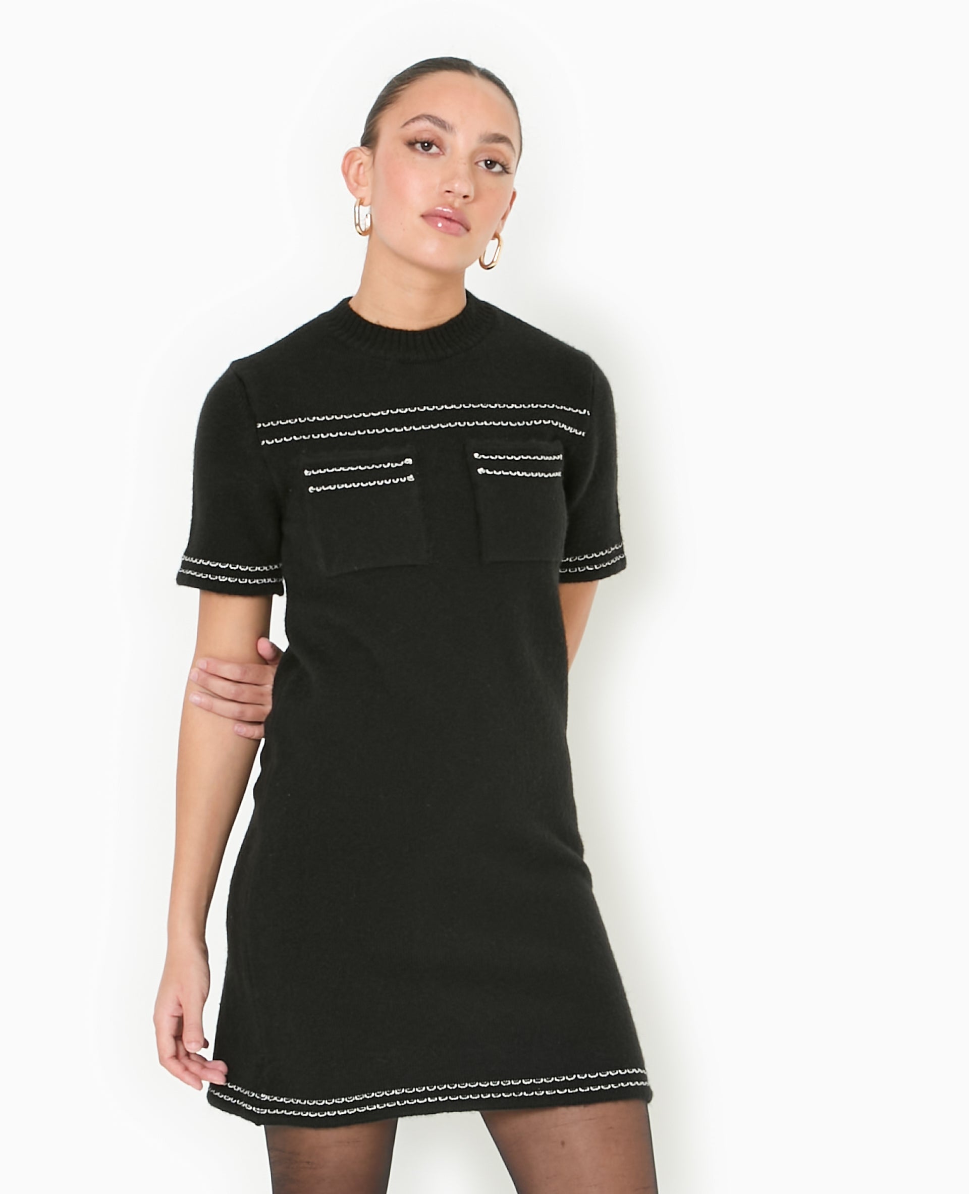 Robe courte en maille avec détails contrastés