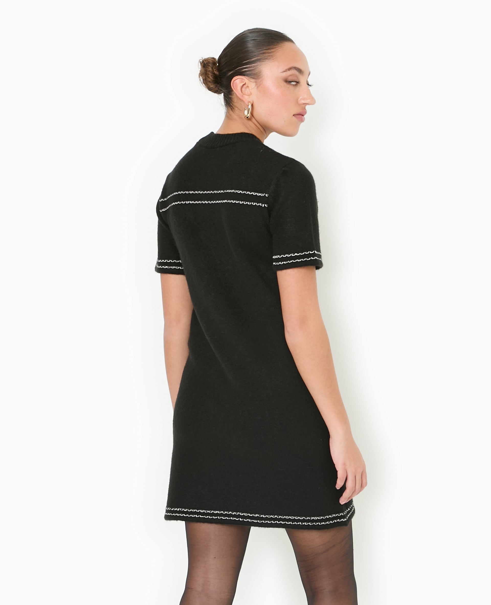Robe courte en maille avec détails contrastés